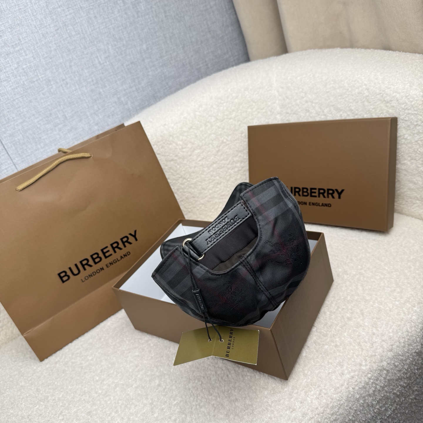 🌹。B家。【超A品质-配透明防尘袋】最新款！时尚潮流，高端做工！每一个帽子都是用心之作！牛津材质！头层牛皮！非一般的品质