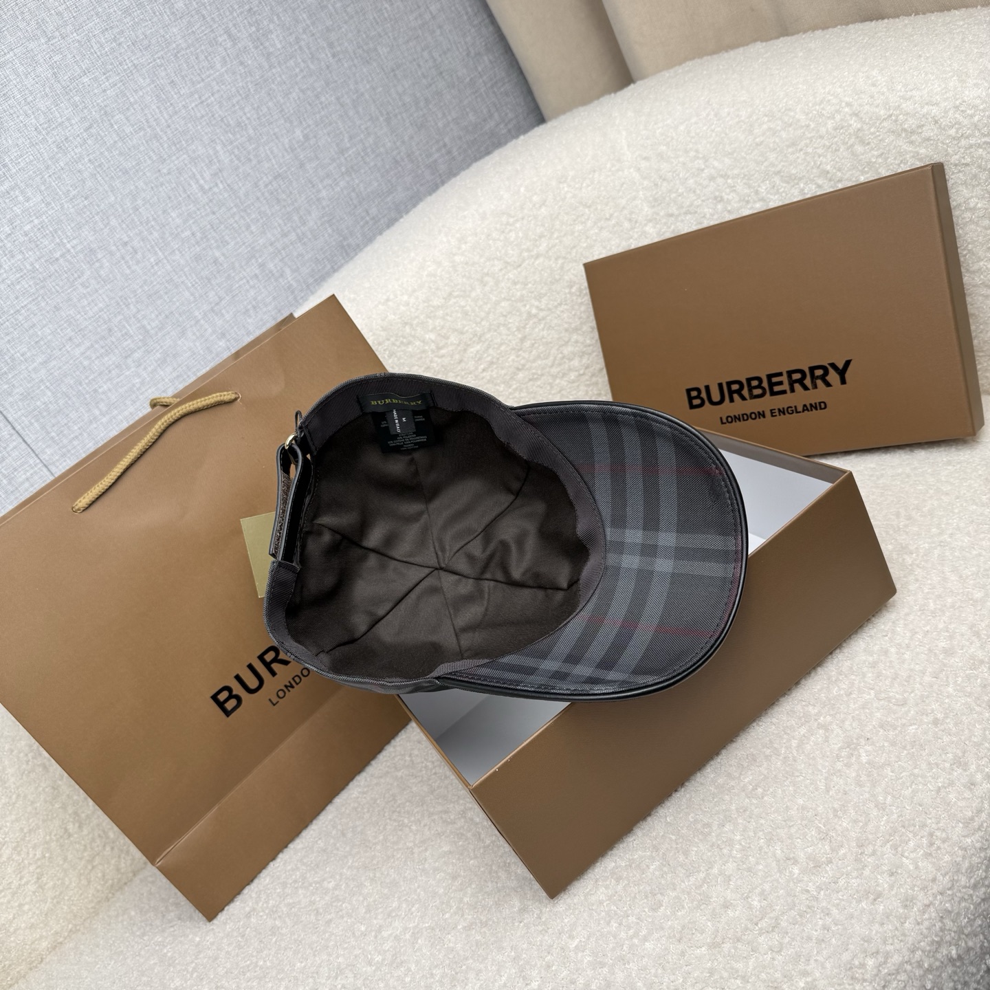 🌹。B家。【超A品质-配透明防尘袋】最新款！时尚潮流，高端做工！每一个帽子都是用心之作！牛津材质！头层牛皮！非一般的品质