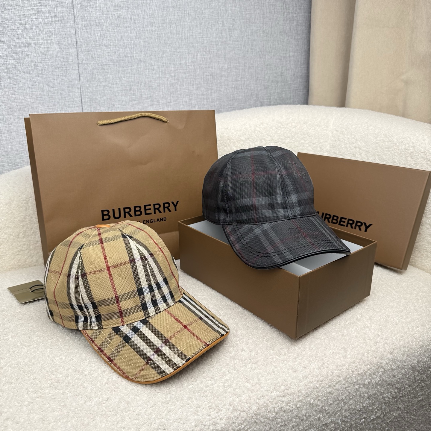 🌹。B家。【超A品质-配透明防尘袋】最新款！时尚潮流，高端做工！每一个帽子都是用心之作！牛津材质！头层牛皮！非一般的品质