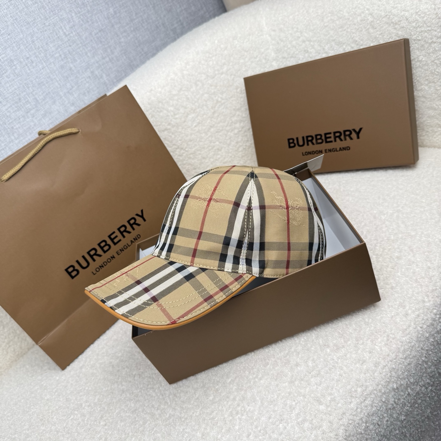 🌹。B家。【超A品质-配透明防尘袋】最新款！时尚潮流，高端做工！每一个帽子都是用心之作！牛津材质！头层牛皮！非一般的品质