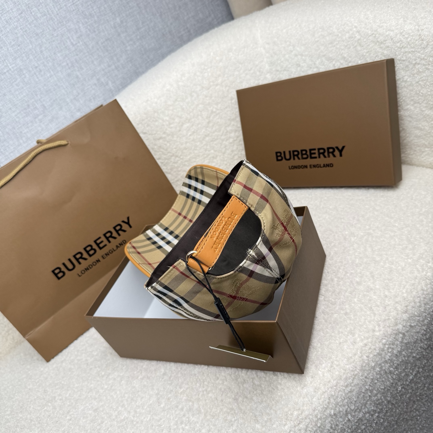 🌹。B家。【超A品质-配透明防尘袋】最新款！时尚潮流，高端做工！每一个帽子都是用心之作！牛津材质！头层牛皮！非一般的品质