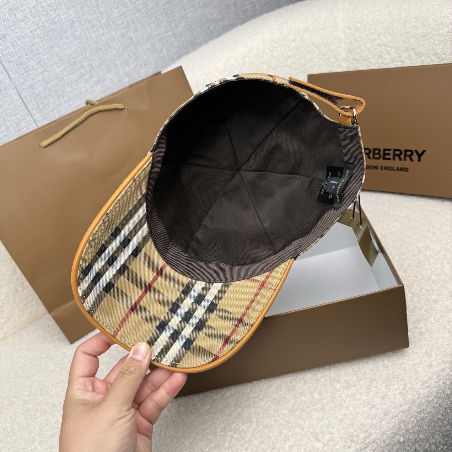 🌹。B家。【超A品质-配透明防尘袋】最新款！时尚潮流，高端做工！每一个帽子都是用心之作！牛津材质！头层牛皮！非一般的品质