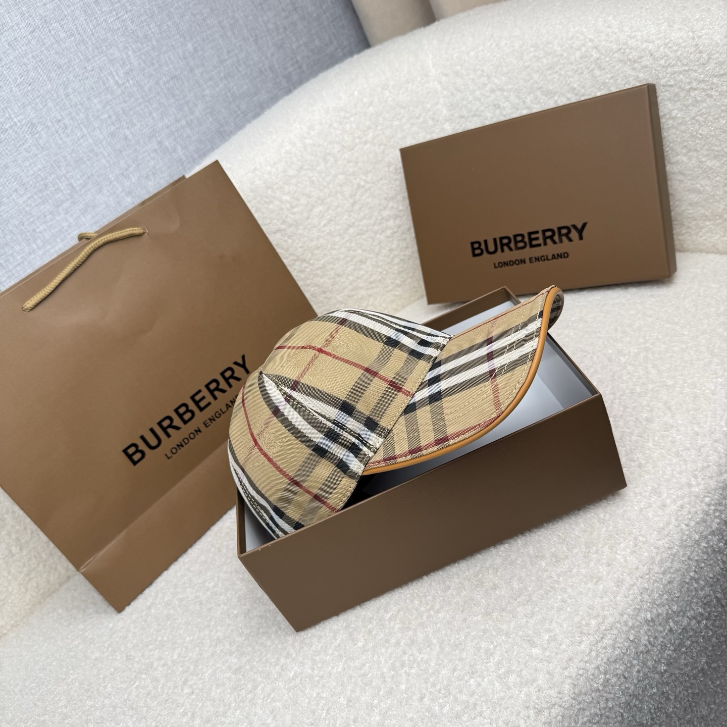 🌹。B家。【超A品质-配透明防尘袋】最新款！时尚潮流，高端做工！每一个帽子都是用心之作！牛津材质！头层牛皮！非一般的品质