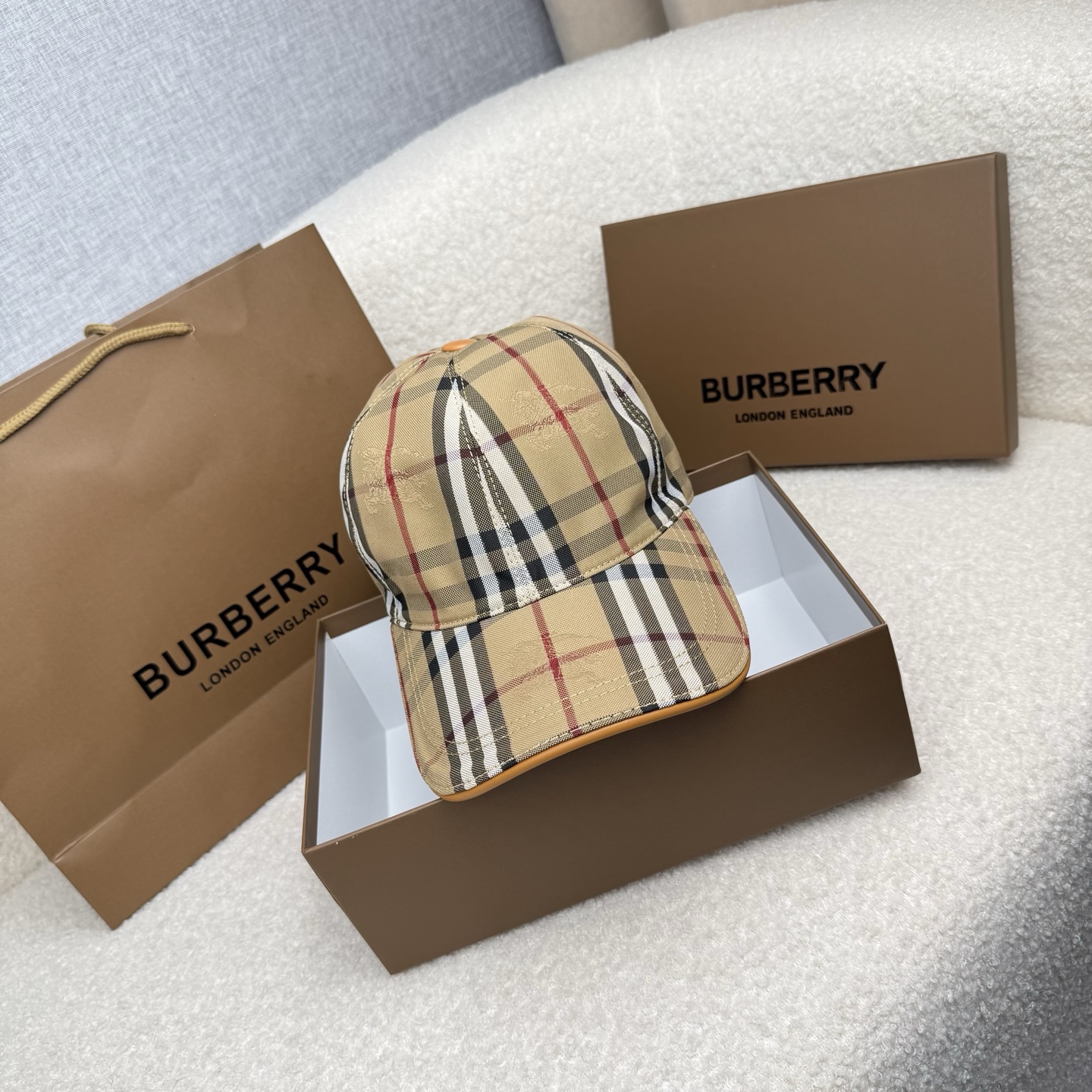 🌹。B家。【超A品质-配透明防尘袋】最新款！时尚潮流，高端做工！每一个帽子都是用心之作！牛津材质！头层牛皮！非一般的品质