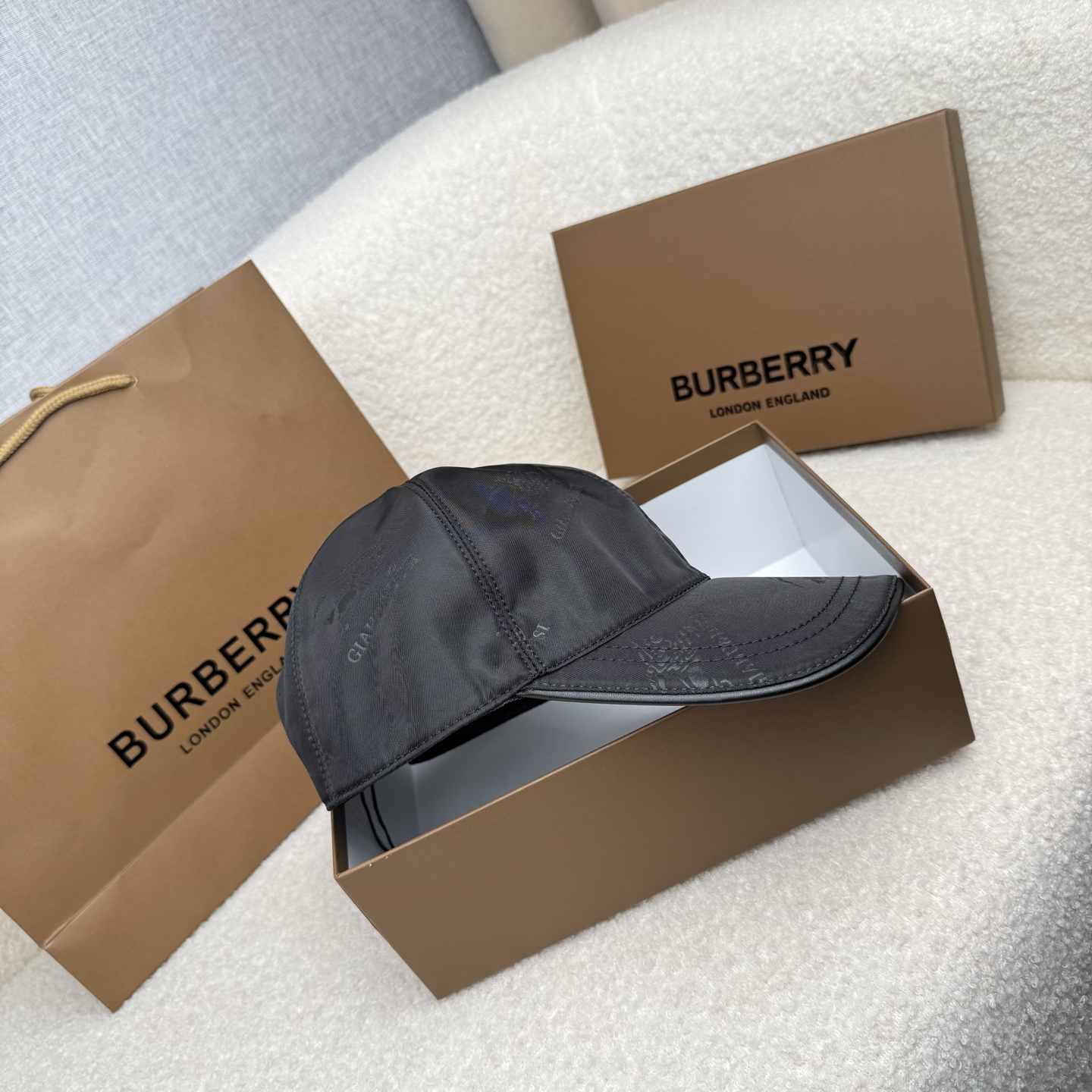 🌹。B家。【超A品质-配透明防尘袋】最新款！时尚潮流，高端做工！每一个帽子都是用心之作！牛津材质！头层牛皮！非一般的品质