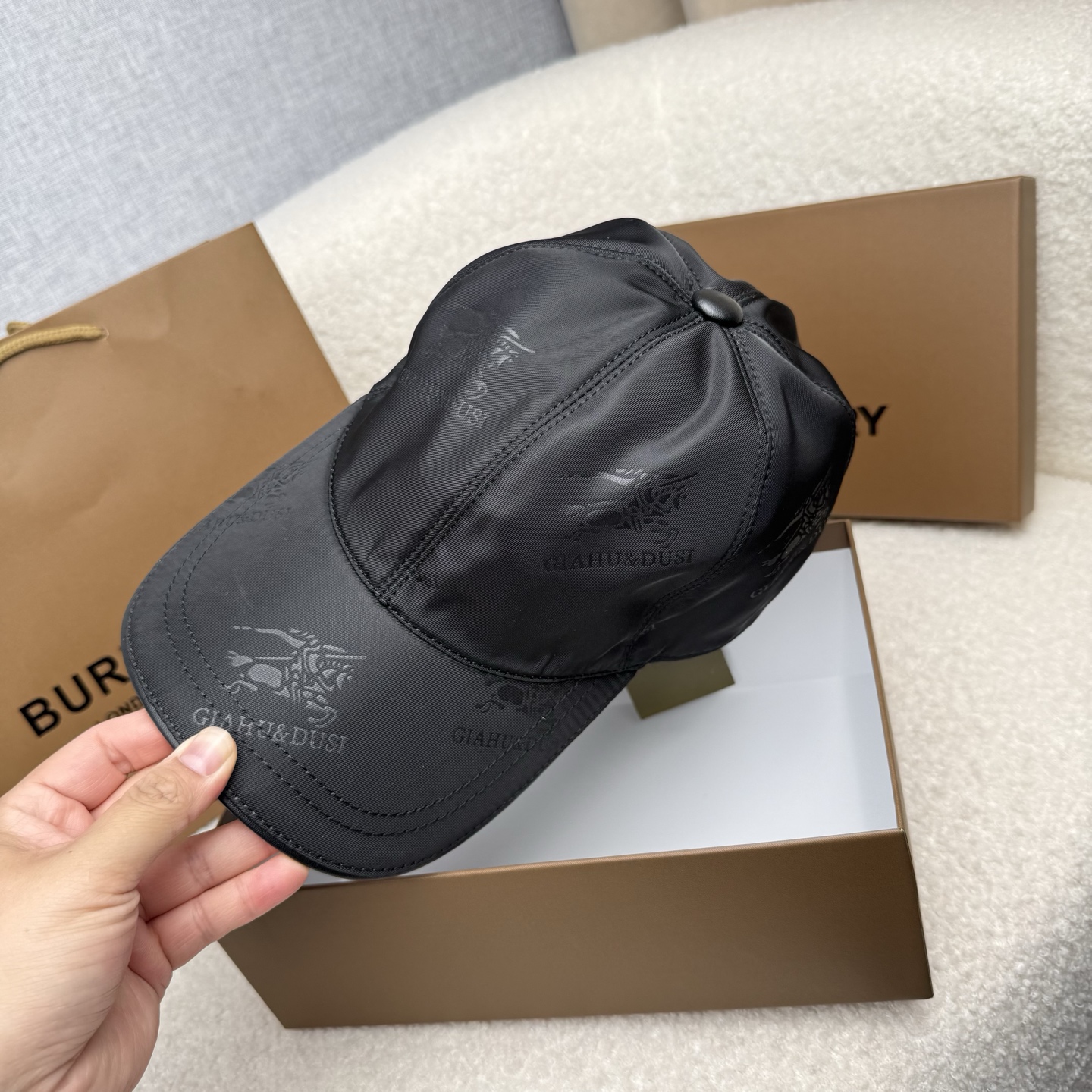 🌹。B家。【超A品质-配透明防尘袋】最新款！时尚潮流，高端做工！每一个帽子都是用心之作！牛津材质！头层牛皮！非一般的品质