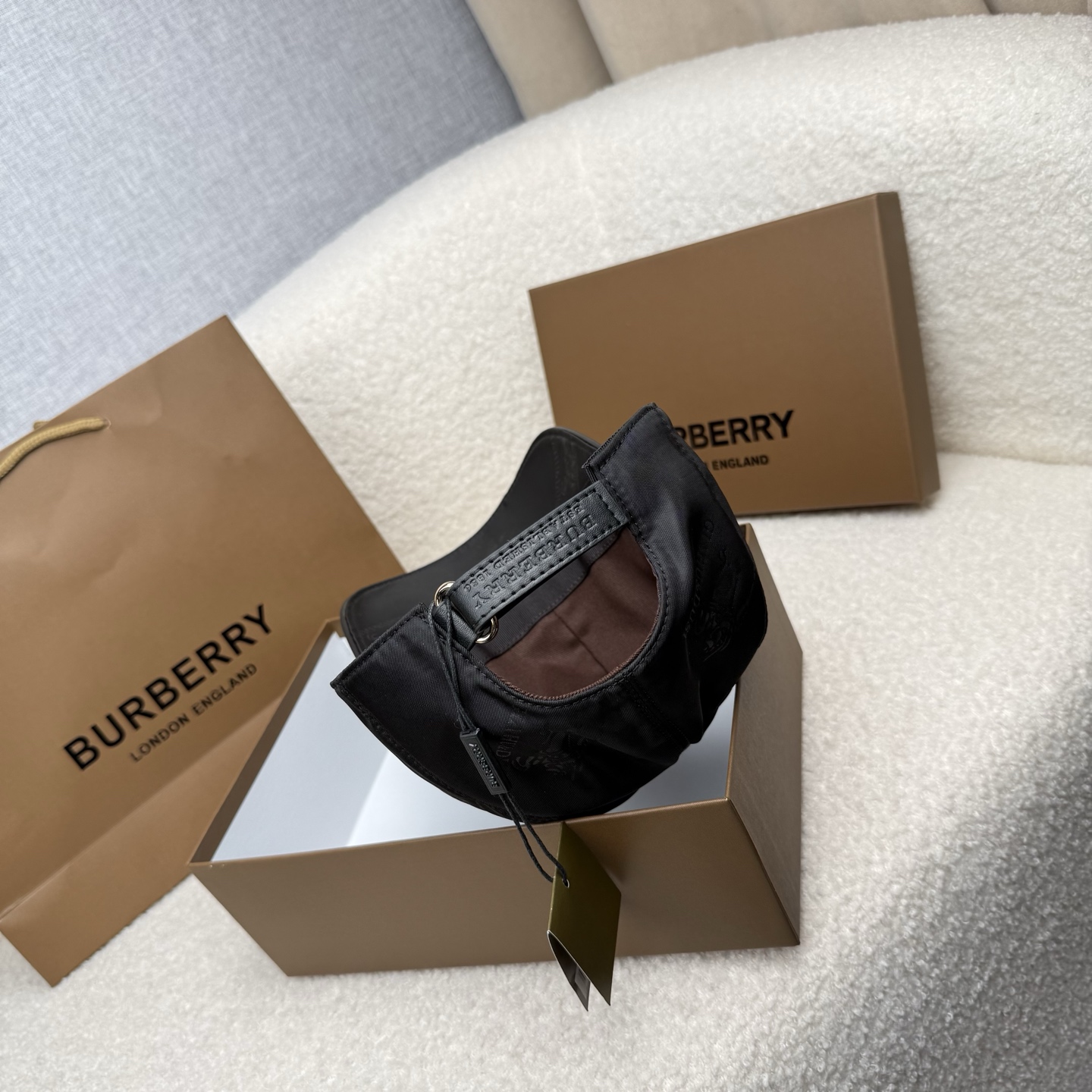🌹。B家。【超A品质-配透明防尘袋】最新款！时尚潮流，高端做工！每一个帽子都是用心之作！牛津材质！头层牛皮！非一般的品质