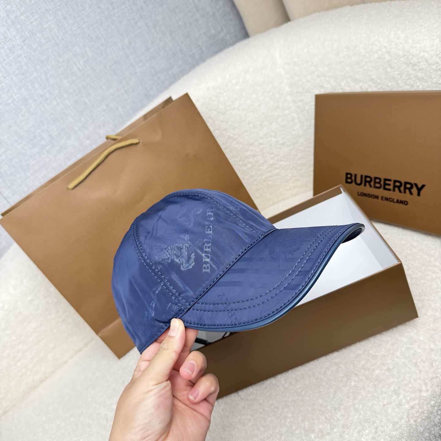 🌹。B家。【超A品质-配透明防尘袋】最新款！时尚潮流，高端做工！每一个帽子都是用心之作！牛津材质！头层牛皮！非一般的品质