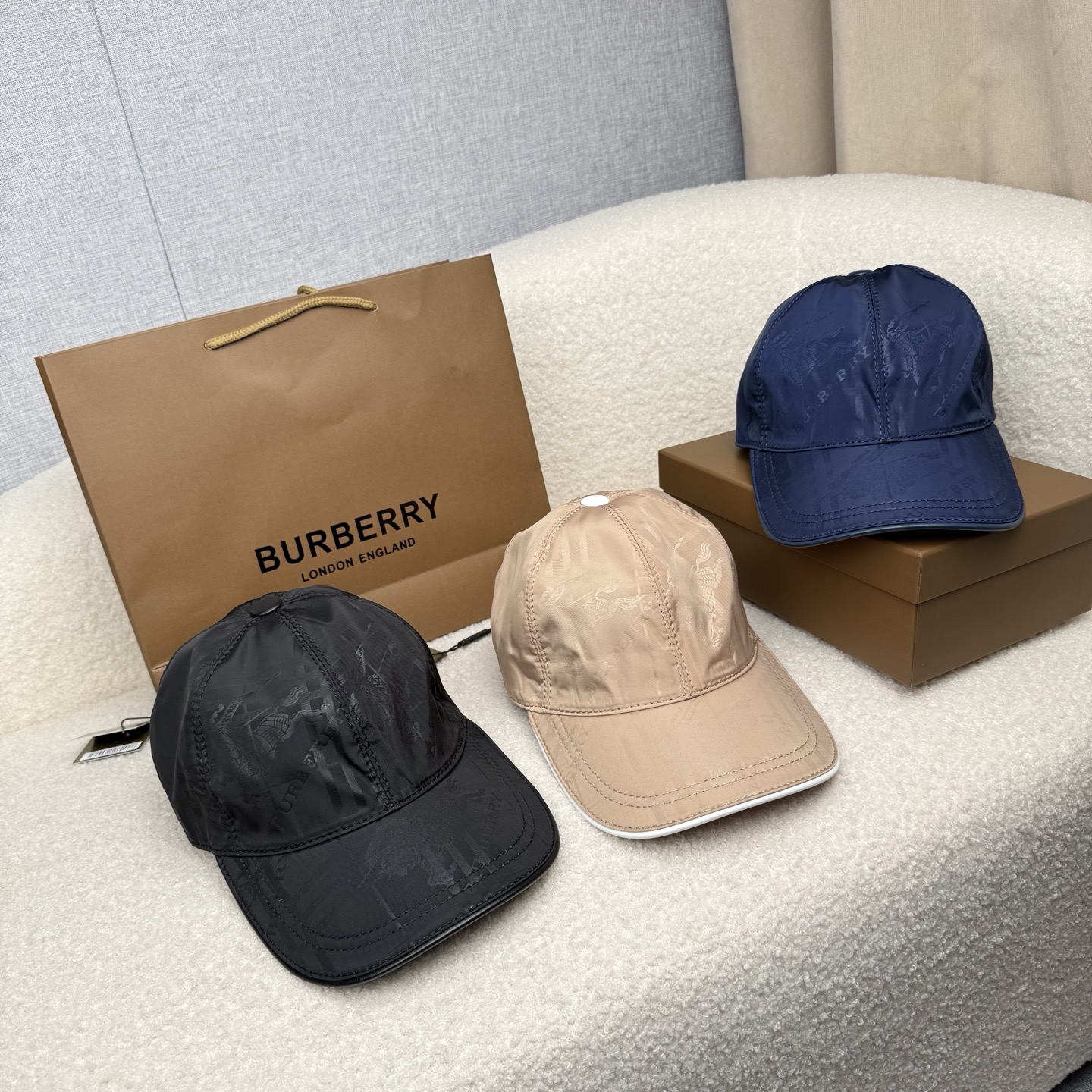 🌹。B家。【超A品质-配透明防尘袋】最新款！时尚潮流，高端做工！每一个帽子都是用心之作！牛津材质！头层牛皮！非一般的品质