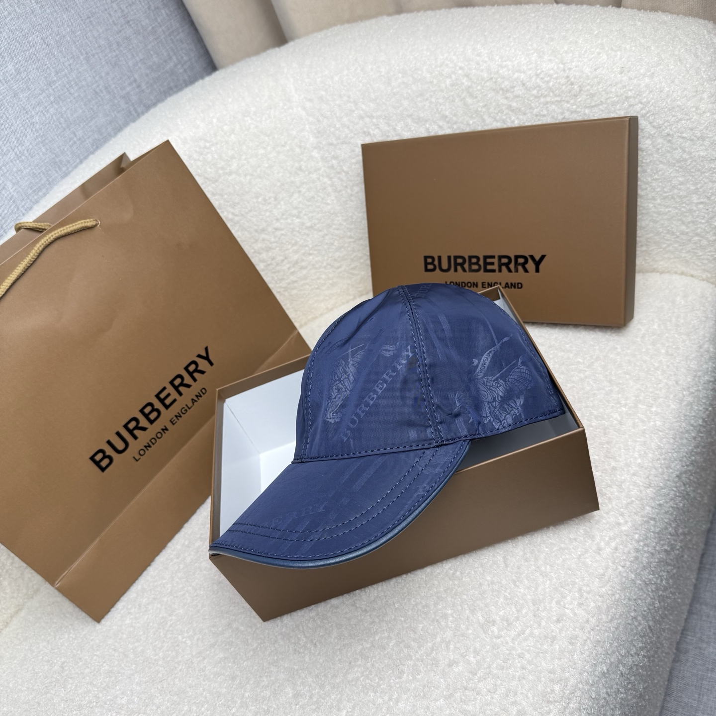 🌹。B家。【超A品质-配透明防尘袋】最新款！时尚潮流，高端做工！每一个帽子都是用心之作！牛津材质！头层牛皮！非一般的品质