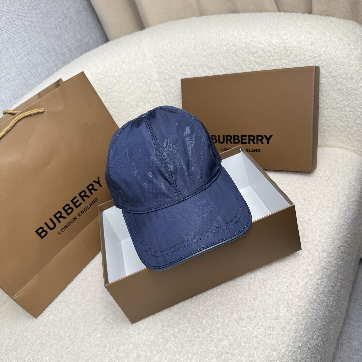 🌹。B家。【超A品质-配透明防尘袋】最新款！时尚潮流，高端做工！每一个帽子都是用心之作！牛津材质！头层牛皮！非一般的品质