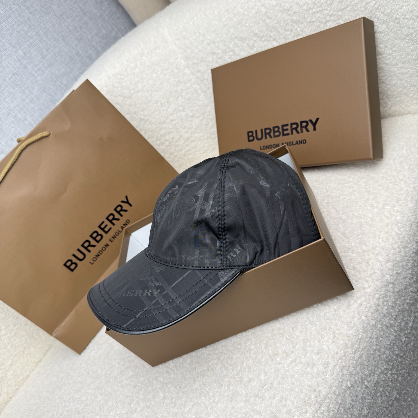 🌹。B家。【超A品质-配透明防尘袋】最新款！时尚潮流，高端做工！每一个帽子都是用心之作！牛津材质！头层牛皮！非一般的品质