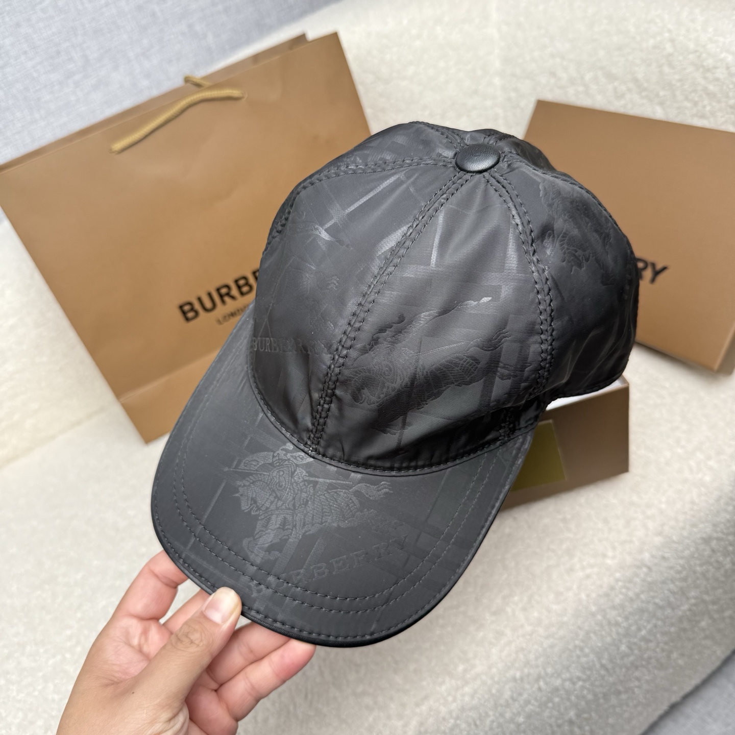 🌹。B家。【超A品质-配透明防尘袋】最新款！时尚潮流，高端做工！每一个帽子都是用心之作！牛津材质！头层牛皮！非一般的品质