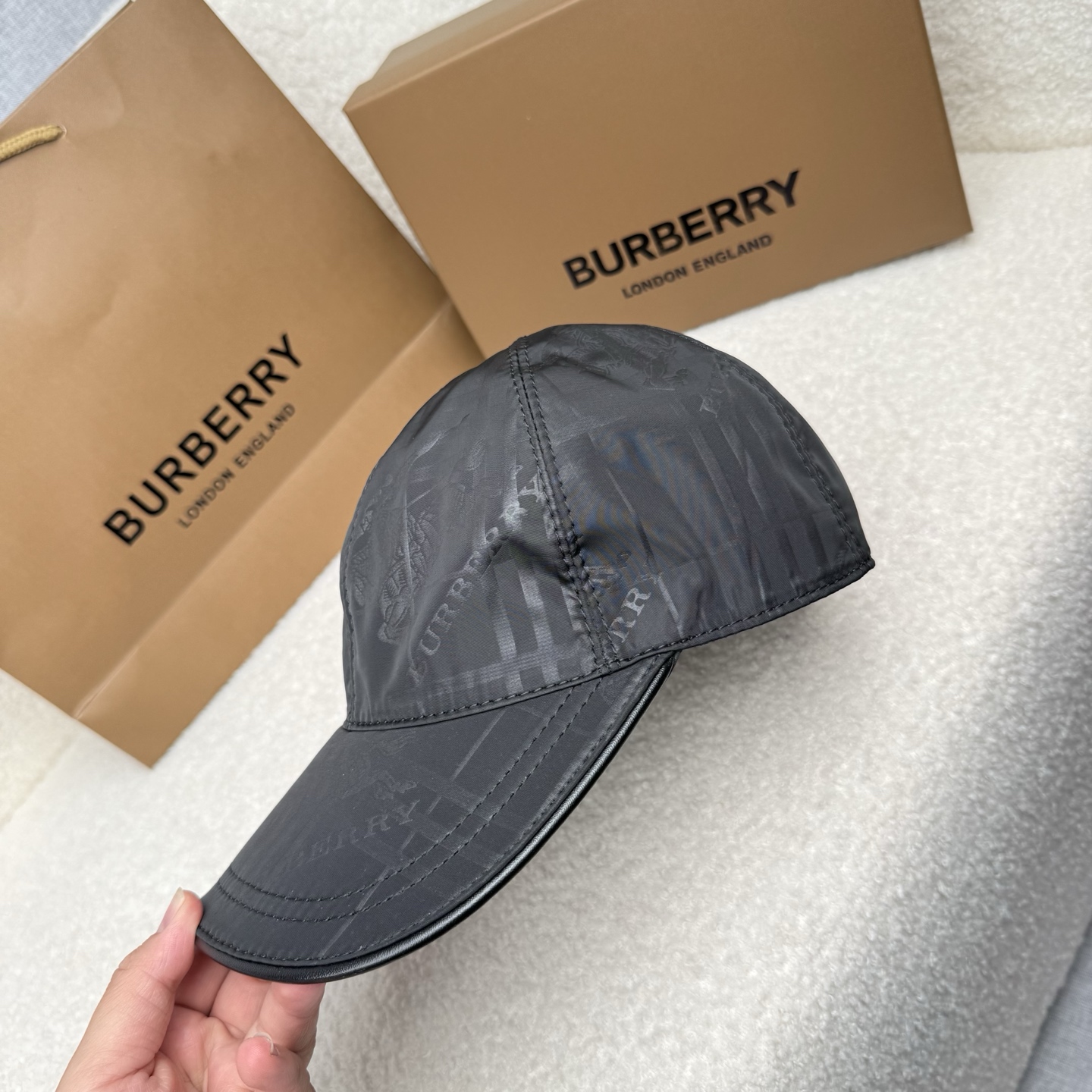 🌹。B家。【超A品质-配透明防尘袋】最新款！时尚潮流，高端做工！每一个帽子都是用心之作！牛津材质！头层牛皮！非一般的品质