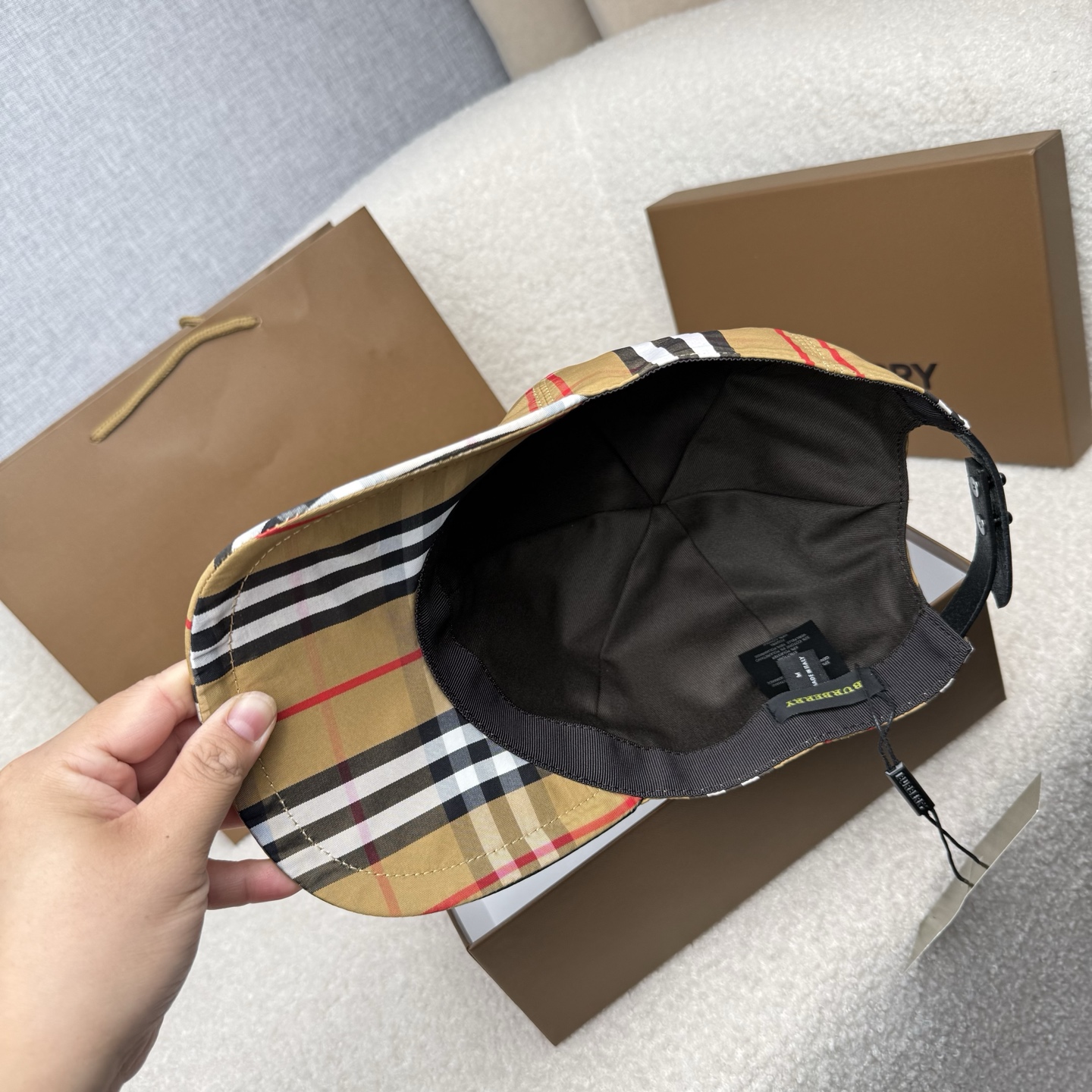 🌹。B家。【超A品质-配透明防尘袋】最新款！时尚潮流，高端做工！每一个帽子都是用心之作！牛津材质！头层牛皮！非一般的品质