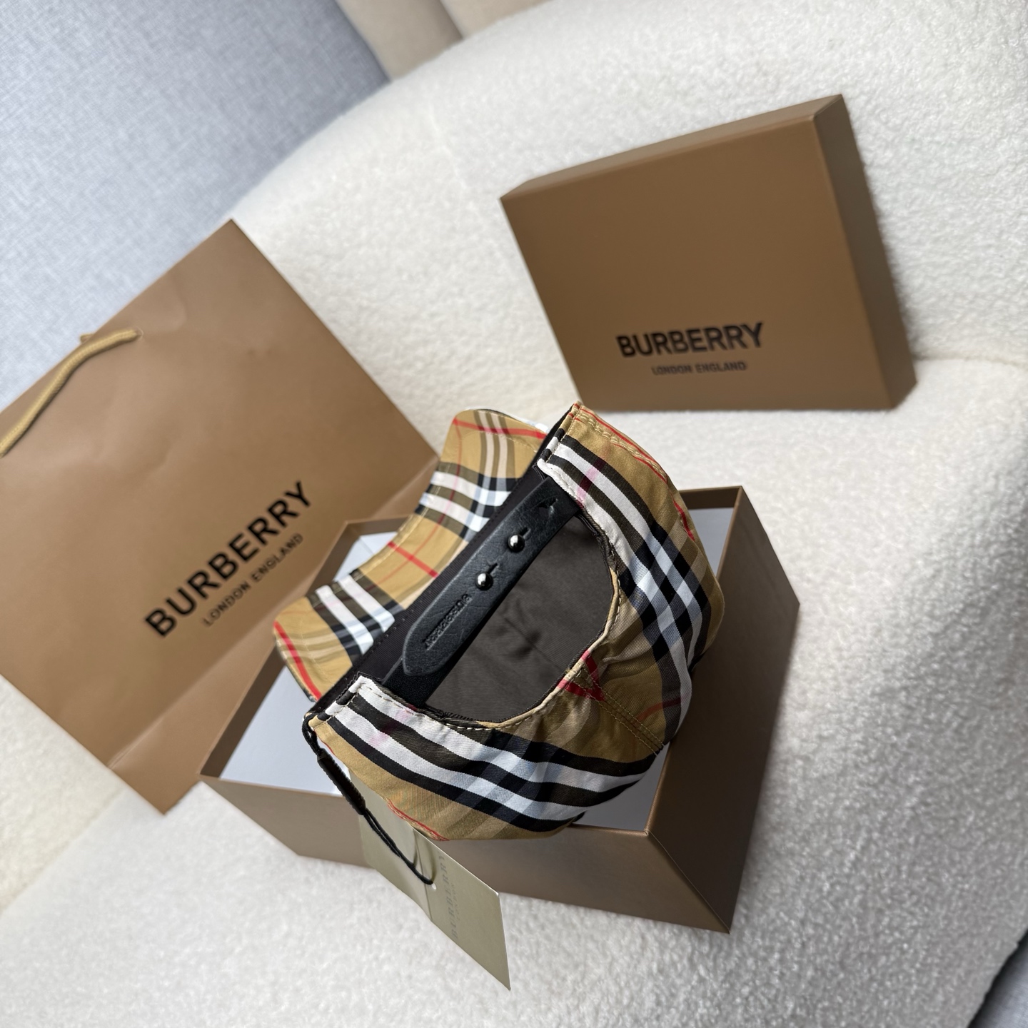 🌹。B家。【超A品质-配透明防尘袋】最新款！时尚潮流，高端做工！每一个帽子都是用心之作！牛津材质！头层牛皮！非一般的品质