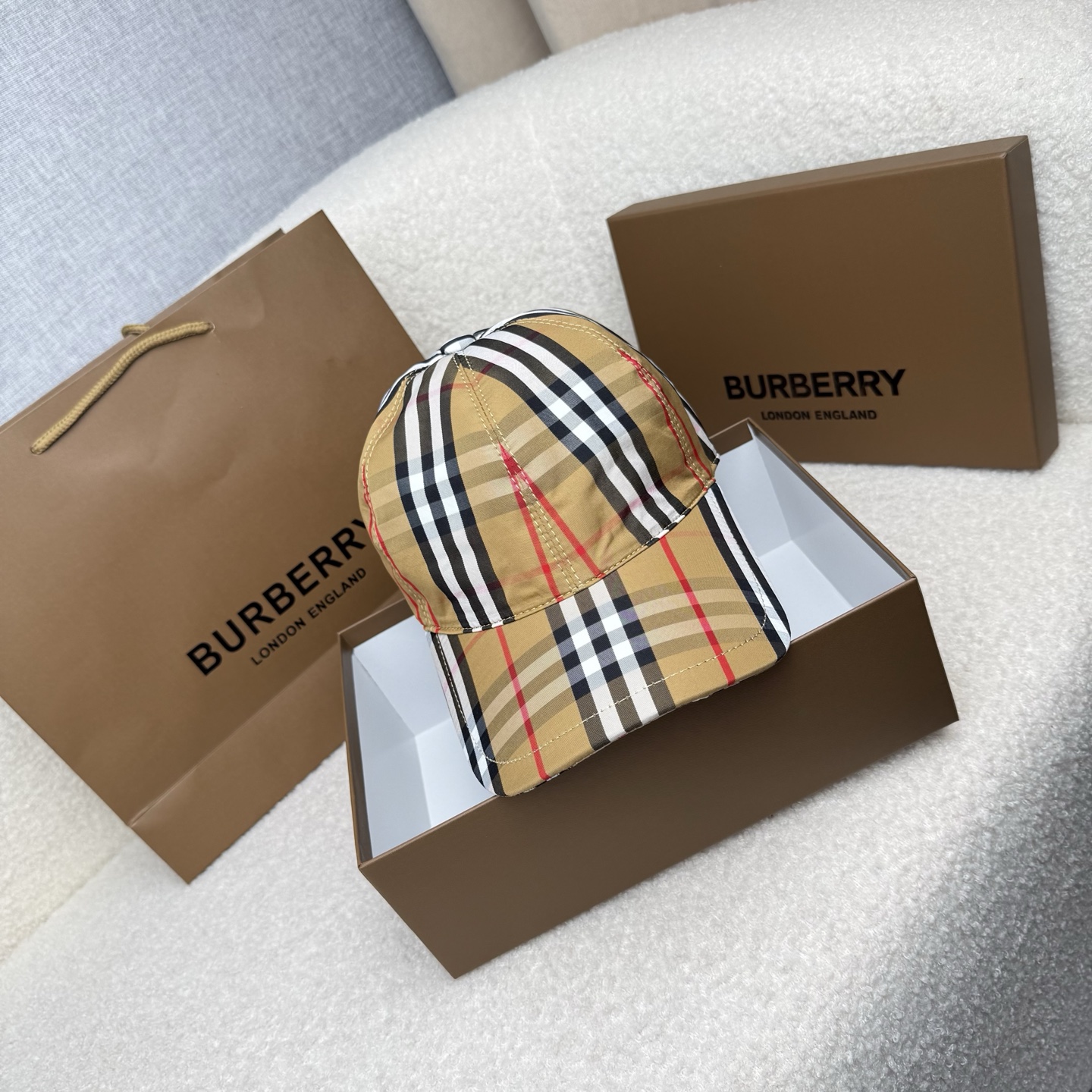 NO:824967,.B Home.【Super A quality】The latest model!  Fashion trend, high-end workmanship!  Every hat is made with care!  Oxford material!  First layer of cowhide!  Comes with box, dust bag, extraordinary quality, details are also very important. Genuine leather cap nails, leather adjustment strap!  hats straw hat bucket hat baseball cap, hat, espadrilles, cowhide, hats19860909.B家.【超A品质】最新款！时尚潮流,高端做工！每一个帽子都是用心之作！牛津材质！头层牛皮！配盒子、防尘袋、非一般的品质,细节也很重要.真皮帽钉,真皮调节带！帽子草帽渔夫帽棒球帽,帽子,espadrilles,cowhide,hats,hat