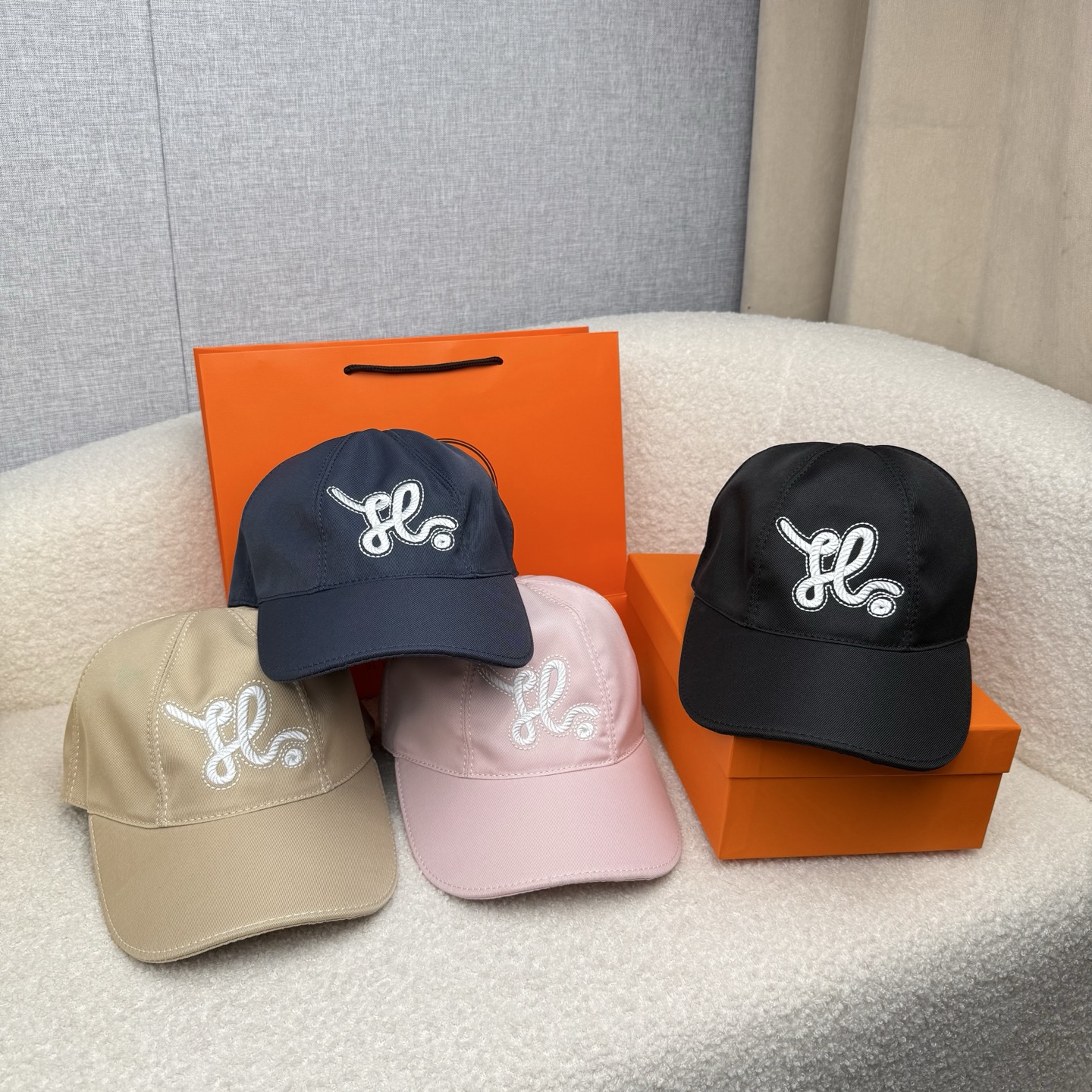 NO:824898,.H Home.【Super A quality】The latest model!  Fashion trend, high-end workmanship!  Every hat is made with care!  Oxford material!  First layer of cowhide!  Comes with box, dust bag, extraordinary quality, details are also very important. Genuine leather cap nails, leather adjustment strap!  hats straw hat bucket hat baseball cap, hat, espadrilles, cowhide, hats19860909.H家.【超A品质】最新款！时尚潮流,高端做工！每一个帽子都是用心之作！牛津材质！头层牛皮！配盒子、防尘袋、非一般的品质,细节也很重要.真皮帽钉,真皮调节带！帽子草帽渔夫帽棒球帽,帽子,espadrilles,cowhide,hats,hat