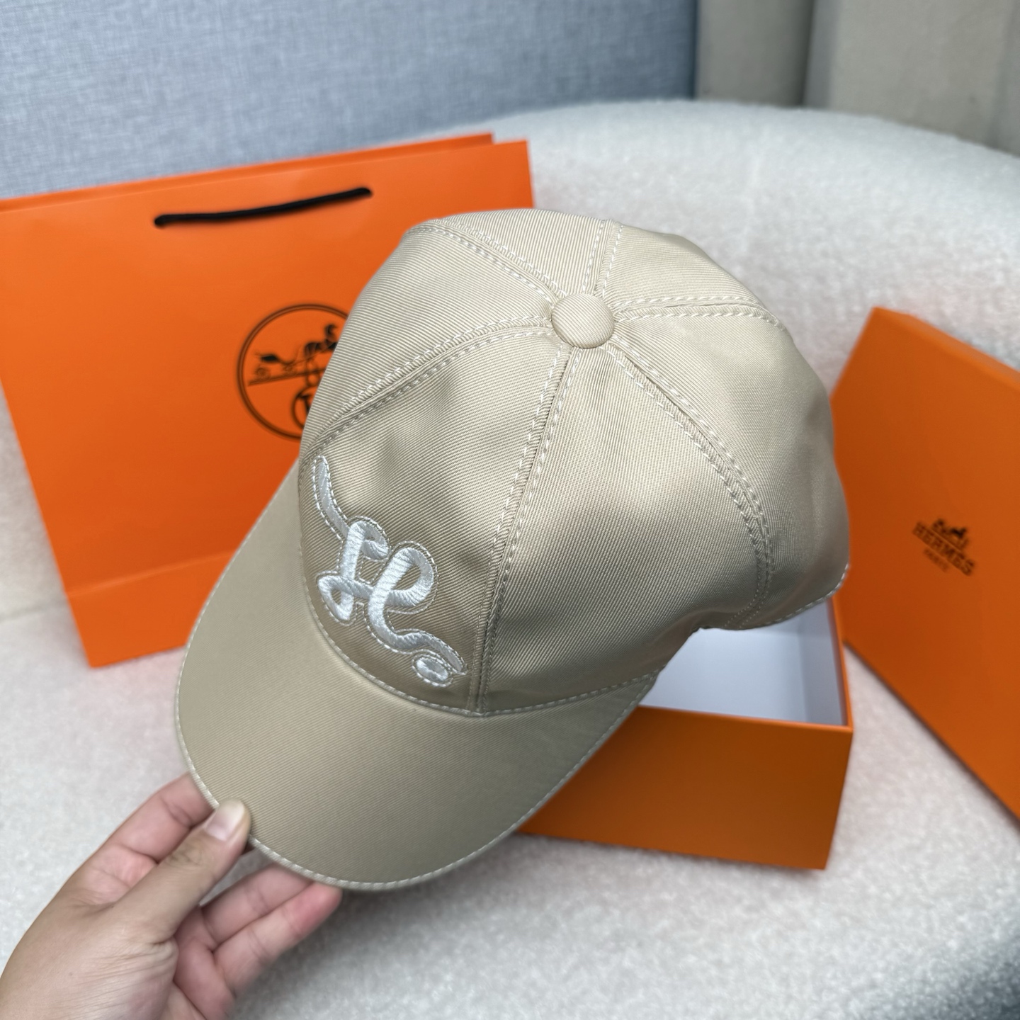 🌹。H家。【超A品质-配透明防尘袋】最新款！时尚潮流，高端做工！每一个帽子都是用心之作！牛津材质！头层牛皮！非一般的品质