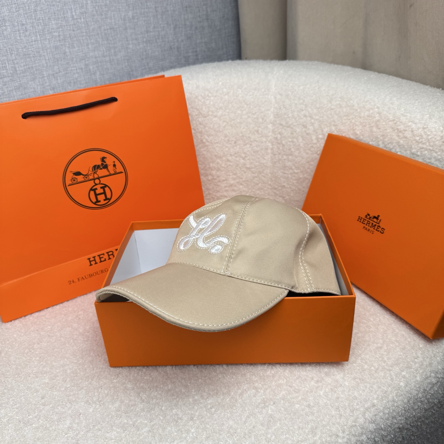 🌹。H家。【超A品质-配透明防尘袋】最新款！时尚潮流，高端做工！每一个帽子都是用心之作！牛津材质！头层牛皮！非一般的品质