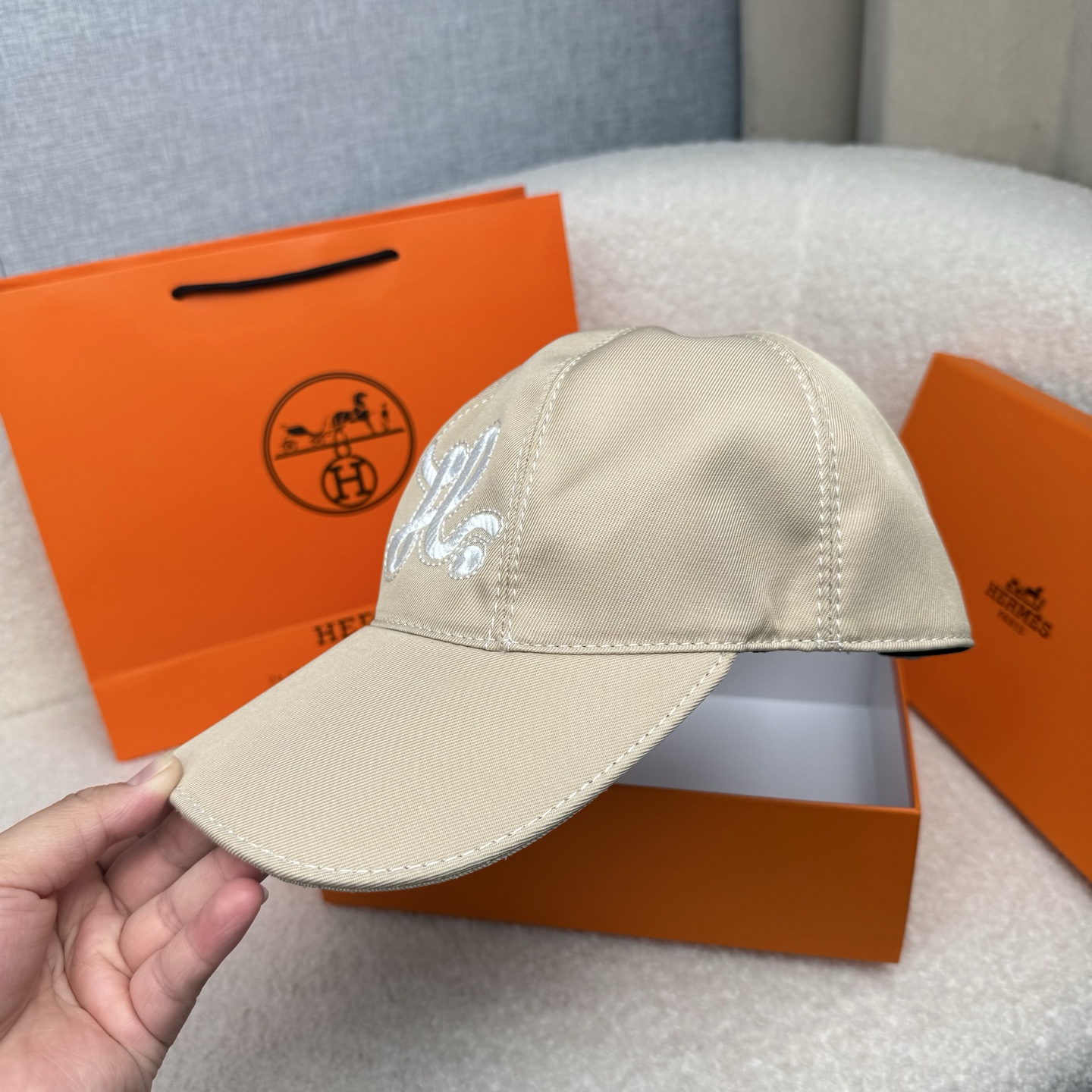 🌹。H家。【超A品质-配透明防尘袋】最新款！时尚潮流，高端做工！每一个帽子都是用心之作！牛津材质！头层牛皮！非一般的品质