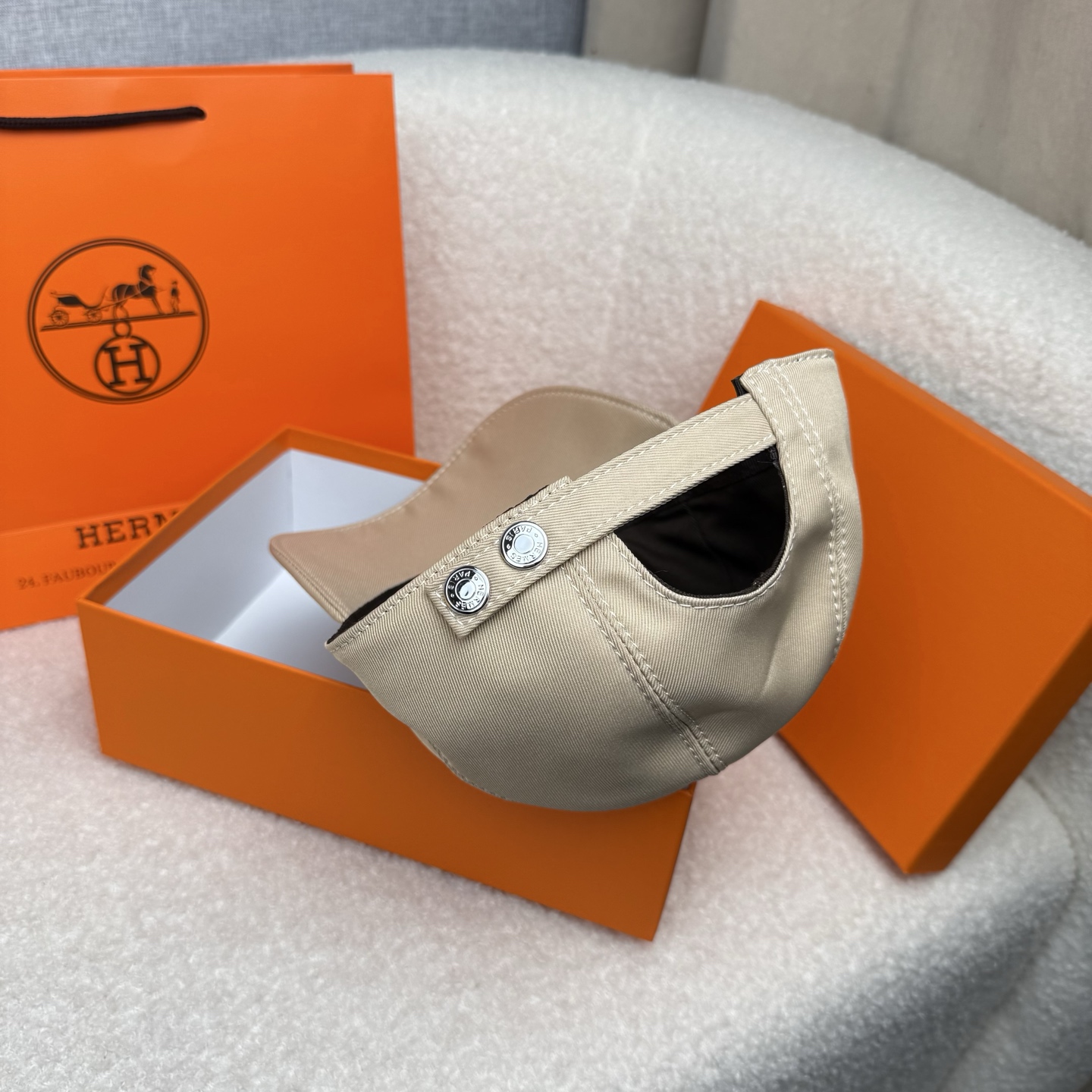 🌹。H家。【超A品质-配透明防尘袋】最新款！时尚潮流，高端做工！每一个帽子都是用心之作！牛津材质！头层牛皮！非一般的品质