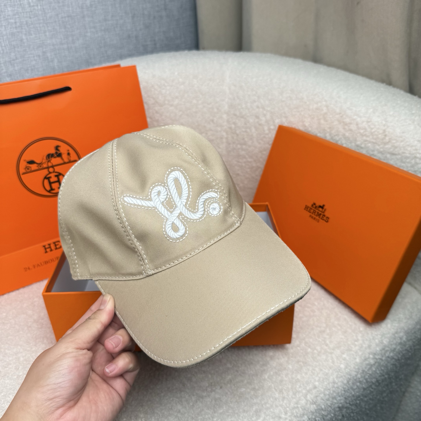 🌹。H家。【超A品质-配透明防尘袋】最新款！时尚潮流，高端做工！每一个帽子都是用心之作！牛津材质！头层牛皮！非一般的品质