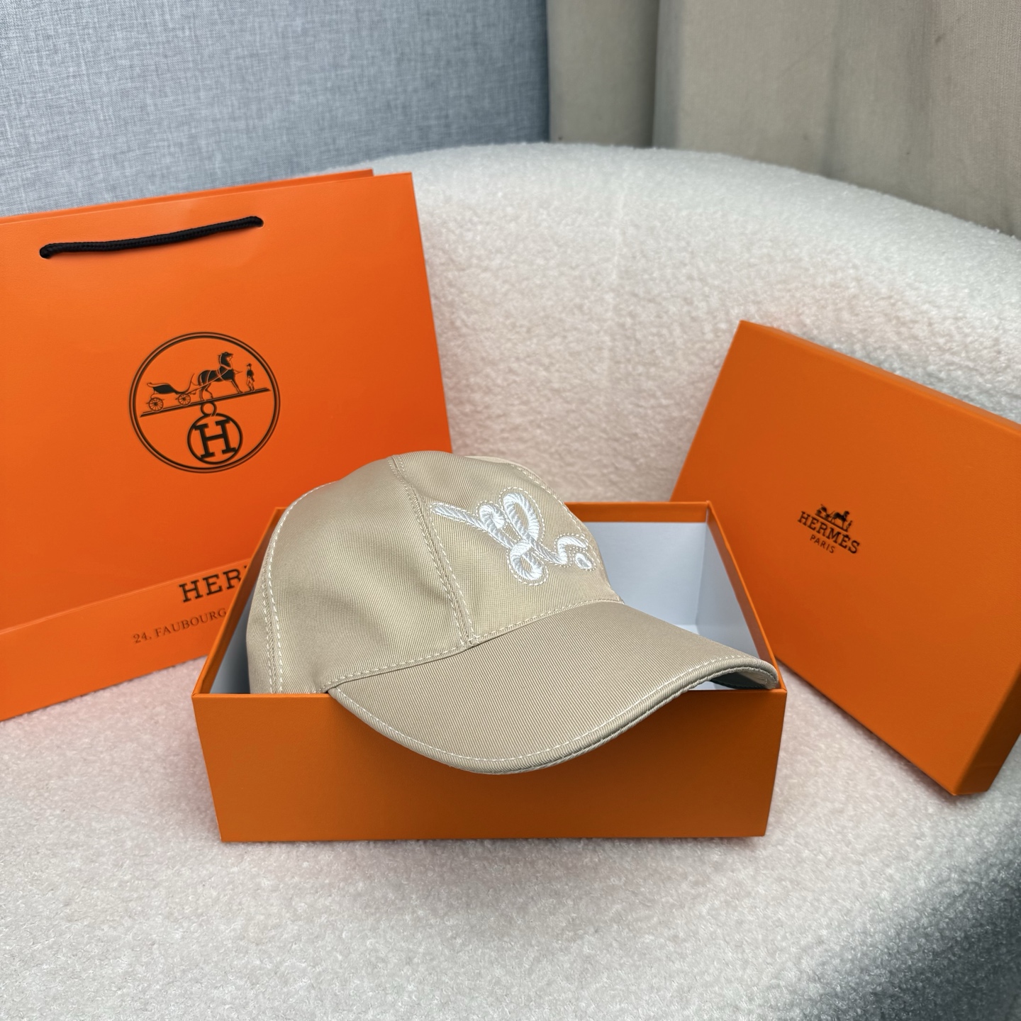 🌹。H家。【超A品质-配透明防尘袋】最新款！时尚潮流，高端做工！每一个帽子都是用心之作！牛津材质！头层牛皮！非一般的品质