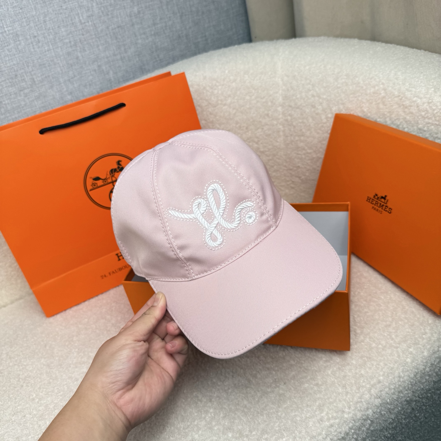 🌹。H家。【超A品质-配透明防尘袋】最新款！时尚潮流，高端做工！每一个帽子都是用心之作！牛津材质！头层牛皮！非一般的品质