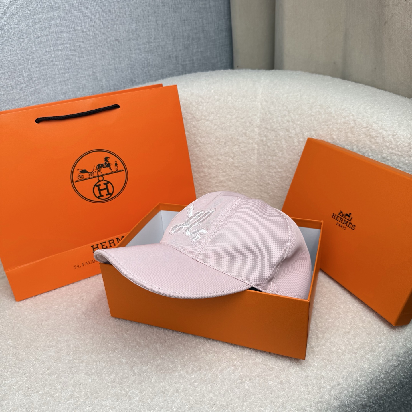 🌹。H家。【超A品质-配透明防尘袋】最新款！时尚潮流，高端做工！每一个帽子都是用心之作！牛津材质！头层牛皮！非一般的品质