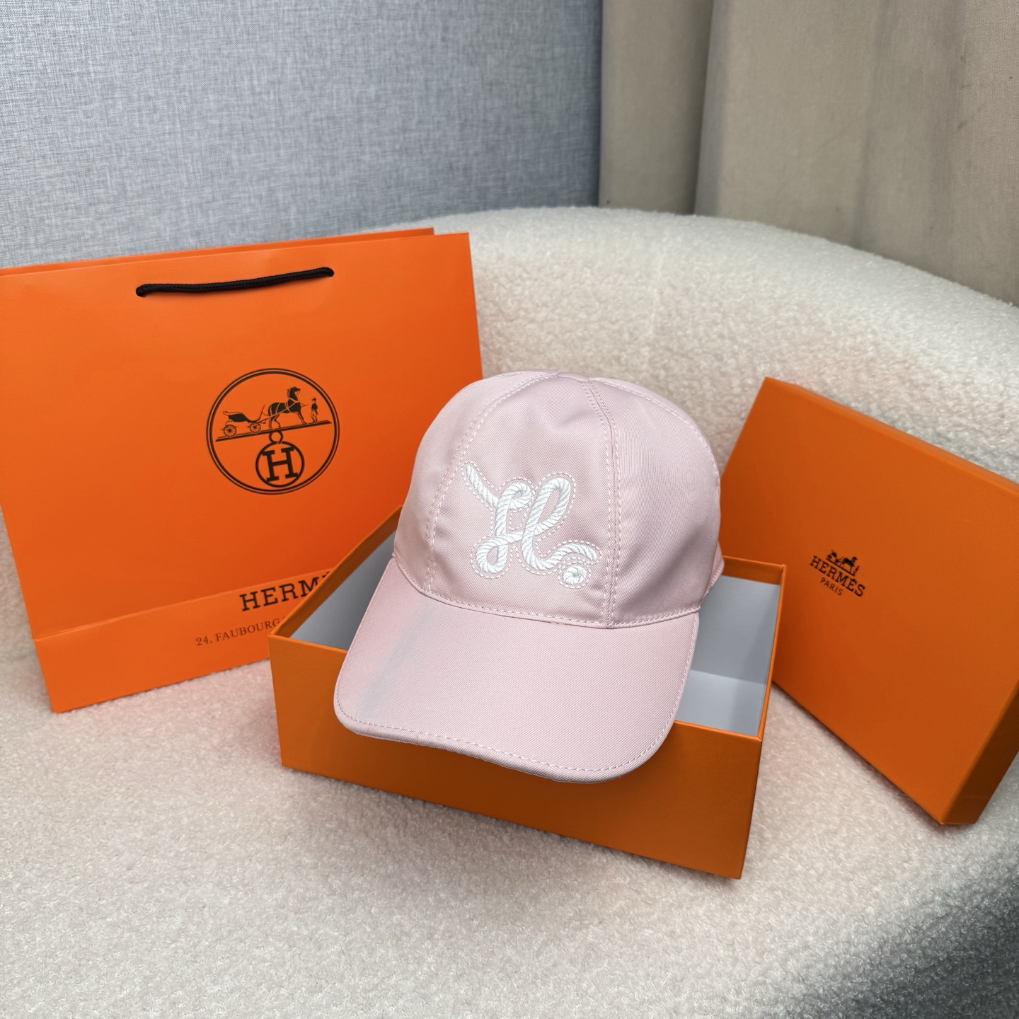 🌹。H家。【超A品质-配透明防尘袋】最新款！时尚潮流，高端做工！每一个帽子都是用心之作！牛津材质！头层牛皮！非一般的品质