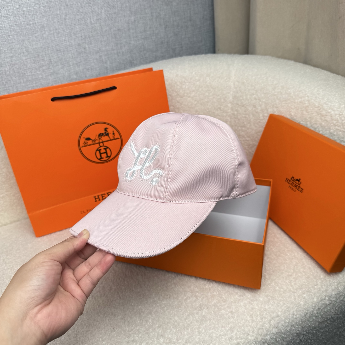 🌹。H家。【超A品质-配透明防尘袋】最新款！时尚潮流，高端做工！每一个帽子都是用心之作！牛津材质！头层牛皮！非一般的品质
