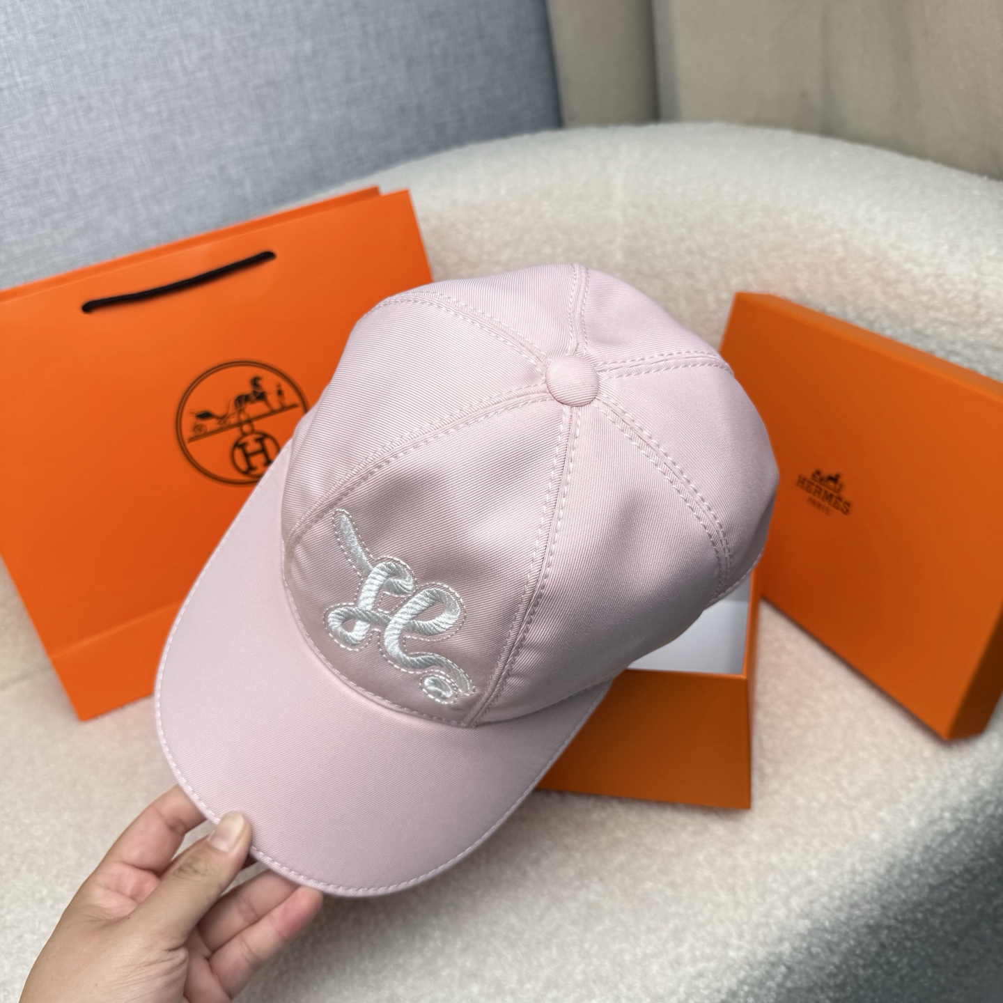 🌹。H家。【超A品质-配透明防尘袋】最新款！时尚潮流，高端做工！每一个帽子都是用心之作！牛津材质！头层牛皮！非一般的品质