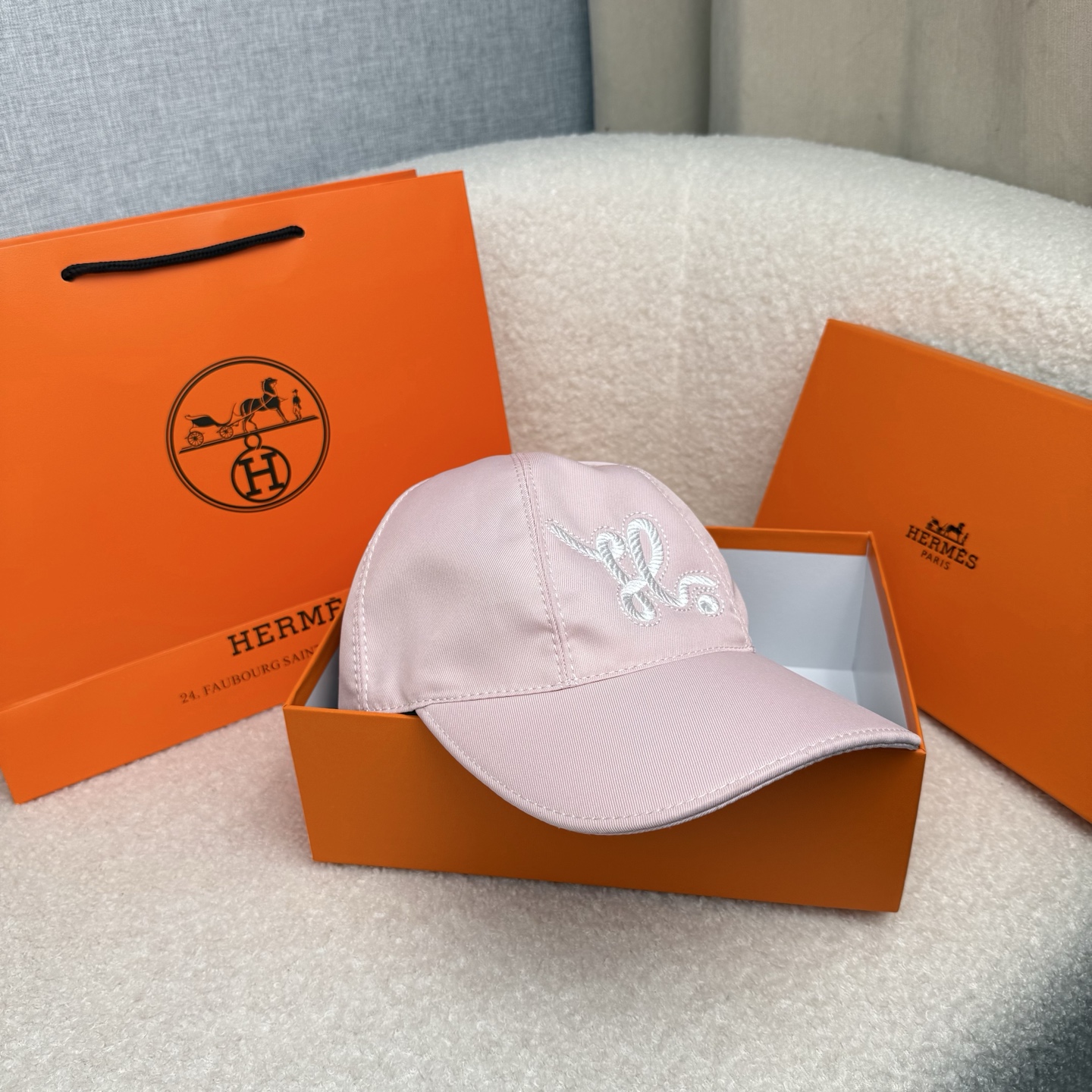 🌹。H家。【超A品质-配透明防尘袋】最新款！时尚潮流，高端做工！每一个帽子都是用心之作！牛津材质！头层牛皮！非一般的品质