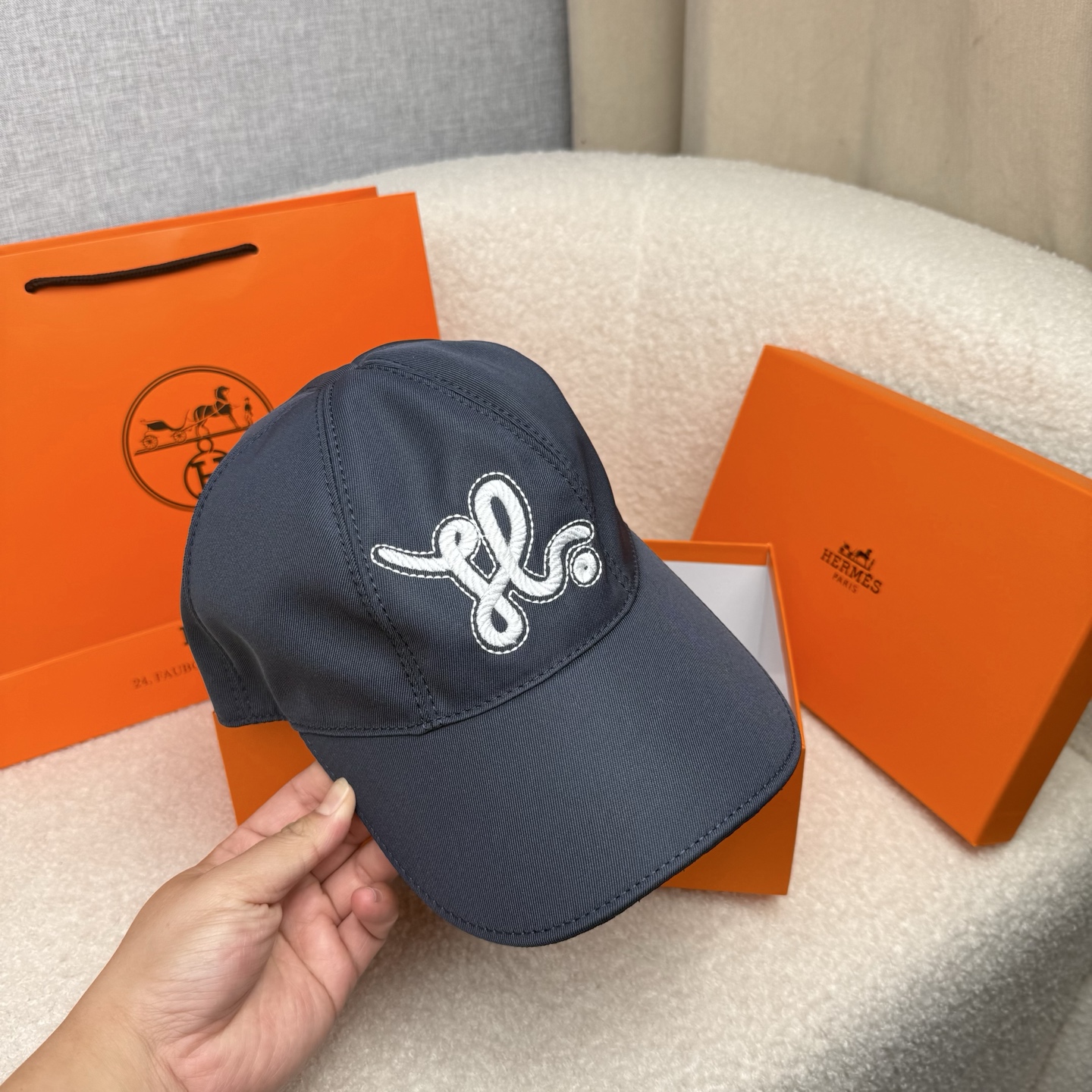 🌹。H家。【超A品质-配透明防尘袋】最新款！时尚潮流，高端做工！每一个帽子都是用心之作！牛津材质！头层牛皮！非一般的品质