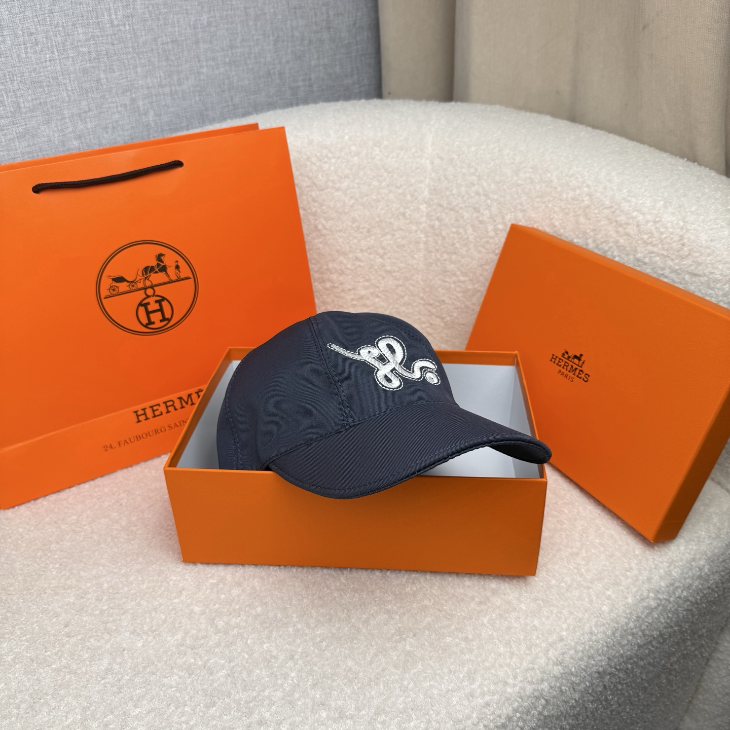 🌹。H家。【超A品质-配透明防尘袋】最新款！时尚潮流，高端做工！每一个帽子都是用心之作！牛津材质！头层牛皮！非一般的品质