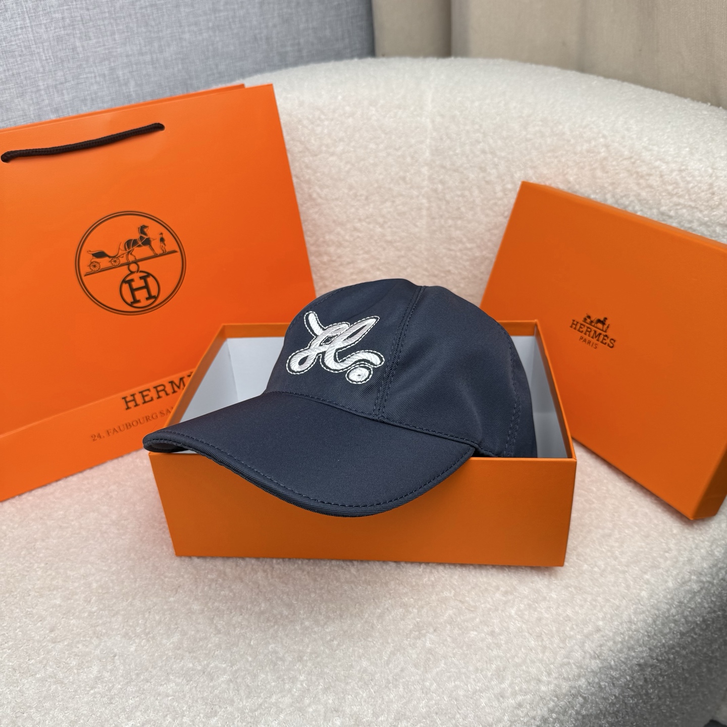🌹。H家。【超A品质-配透明防尘袋】最新款！时尚潮流，高端做工！每一个帽子都是用心之作！牛津材质！头层牛皮！非一般的品质