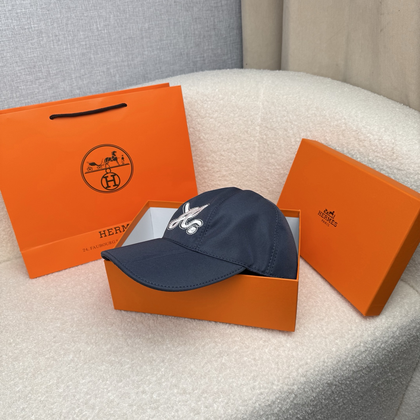 🌹。H家。【超A品质-配透明防尘袋】最新款！时尚潮流，高端做工！每一个帽子都是用心之作！牛津材质！头层牛皮！非一般的品质