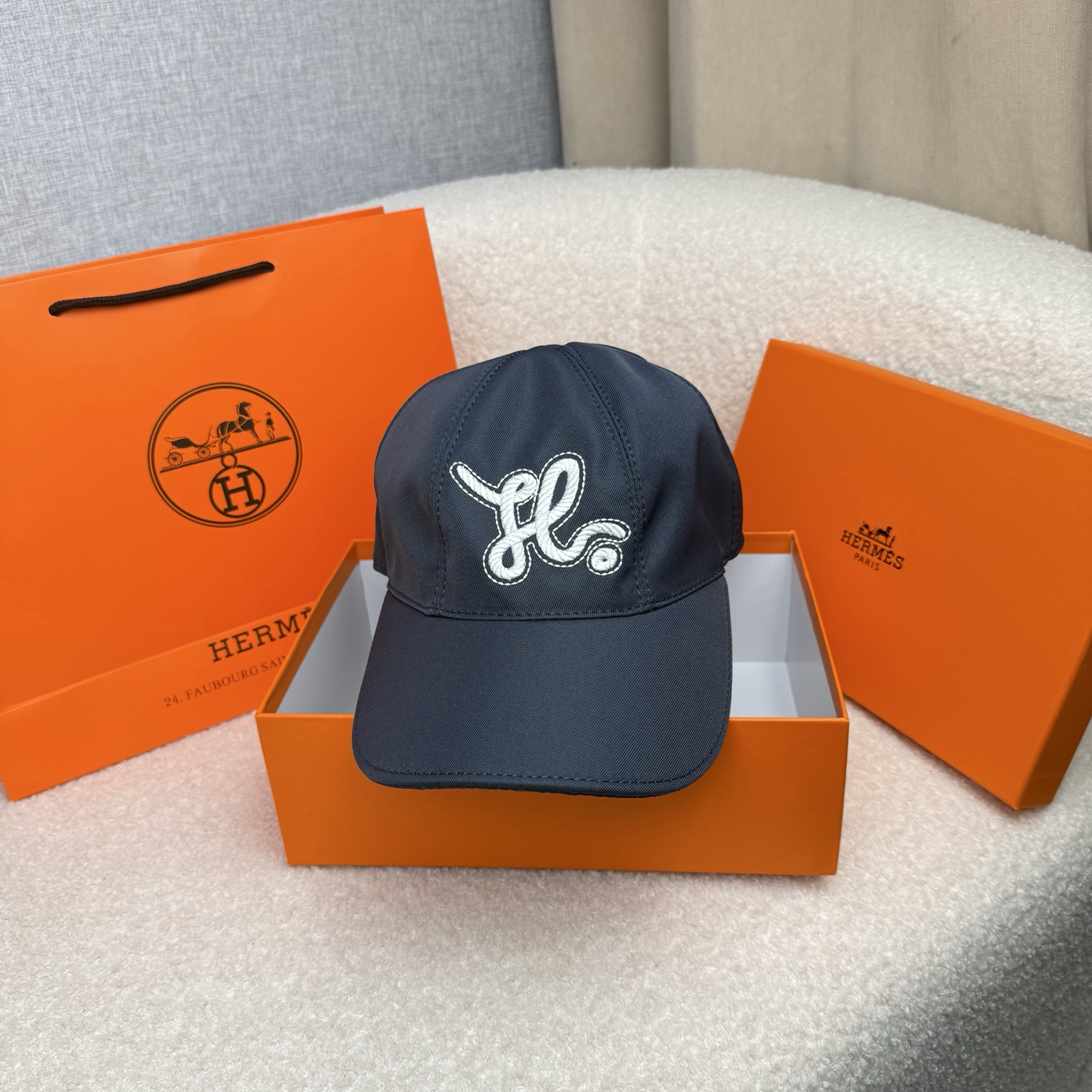 🌹。H家。【超A品质-配透明防尘袋】最新款！时尚潮流，高端做工！每一个帽子都是用心之作！牛津材质！头层牛皮！非一般的品质