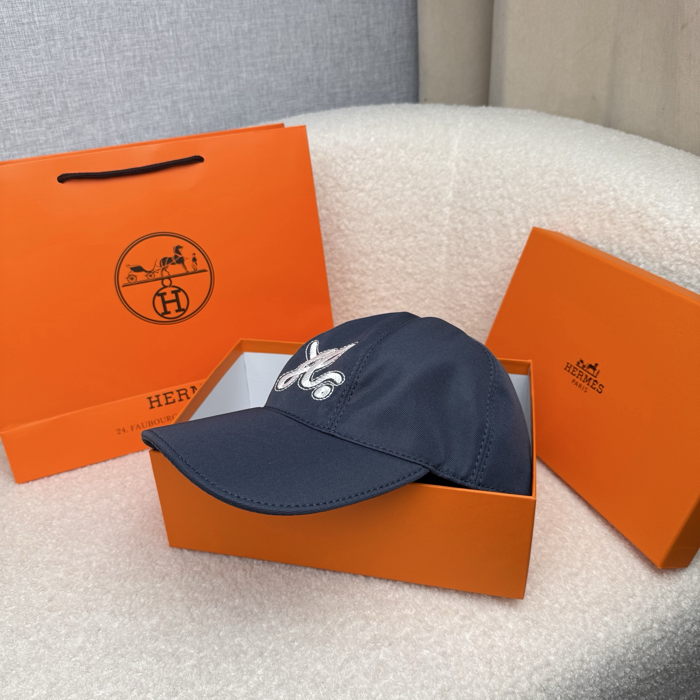 🌹。H家。【超A品质-配透明防尘袋】最新款！时尚潮流，高端做工！每一个帽子都是用心之作！牛津材质！头层牛皮！非一般的品质