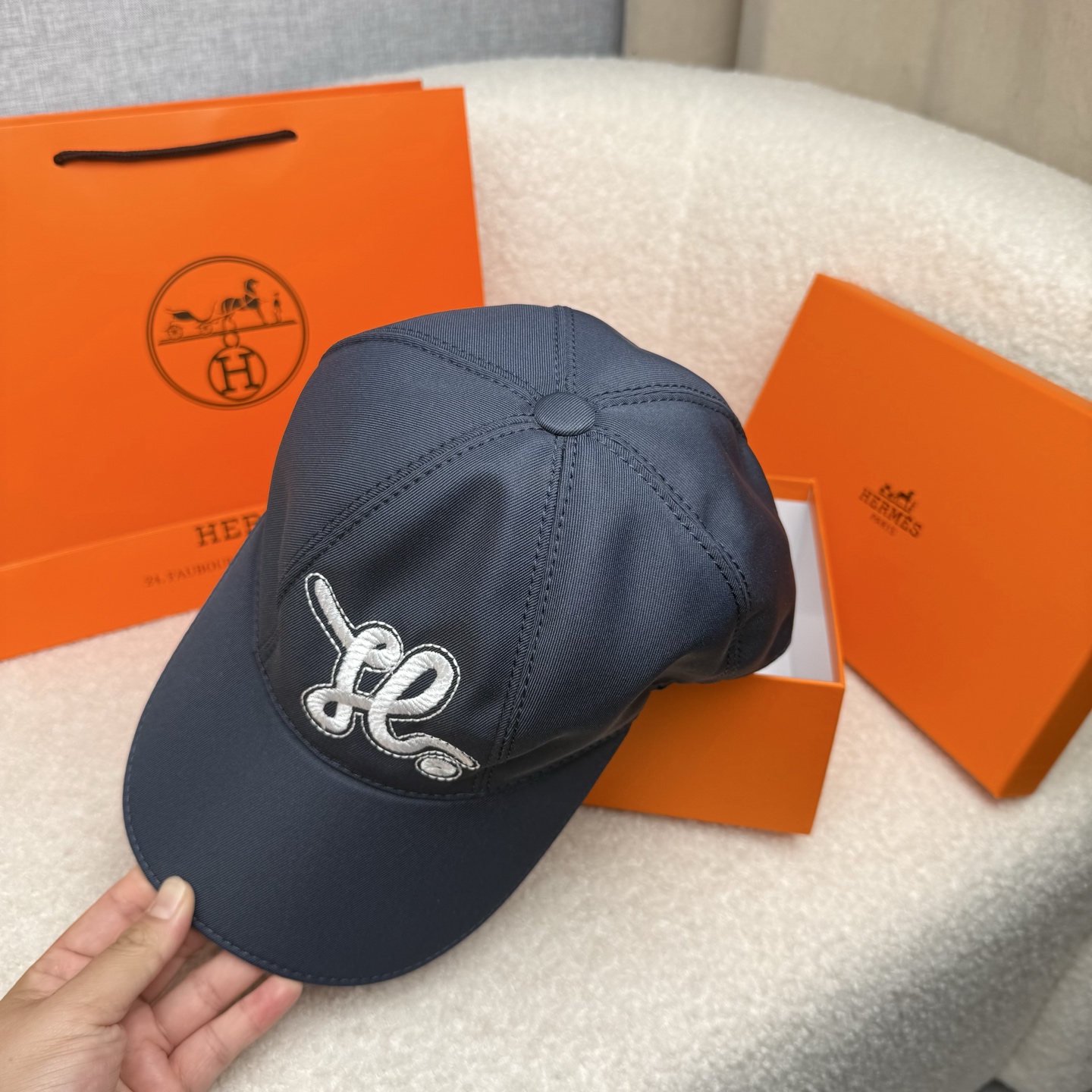 🌹。H家。【超A品质-配透明防尘袋】最新款！时尚潮流，高端做工！每一个帽子都是用心之作！牛津材质！头层牛皮！非一般的品质