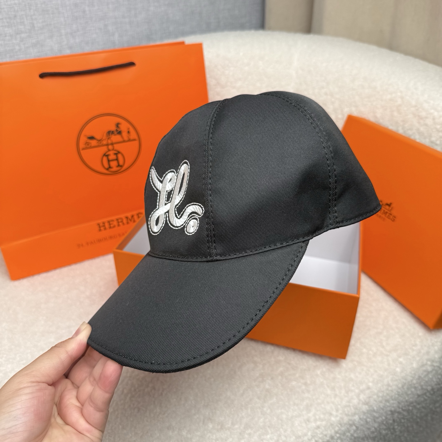 🌹。H家。【超A品质-配透明防尘袋】最新款！时尚潮流，高端做工！每一个帽子都是用心之作！牛津材质！头层牛皮！非一般的品质