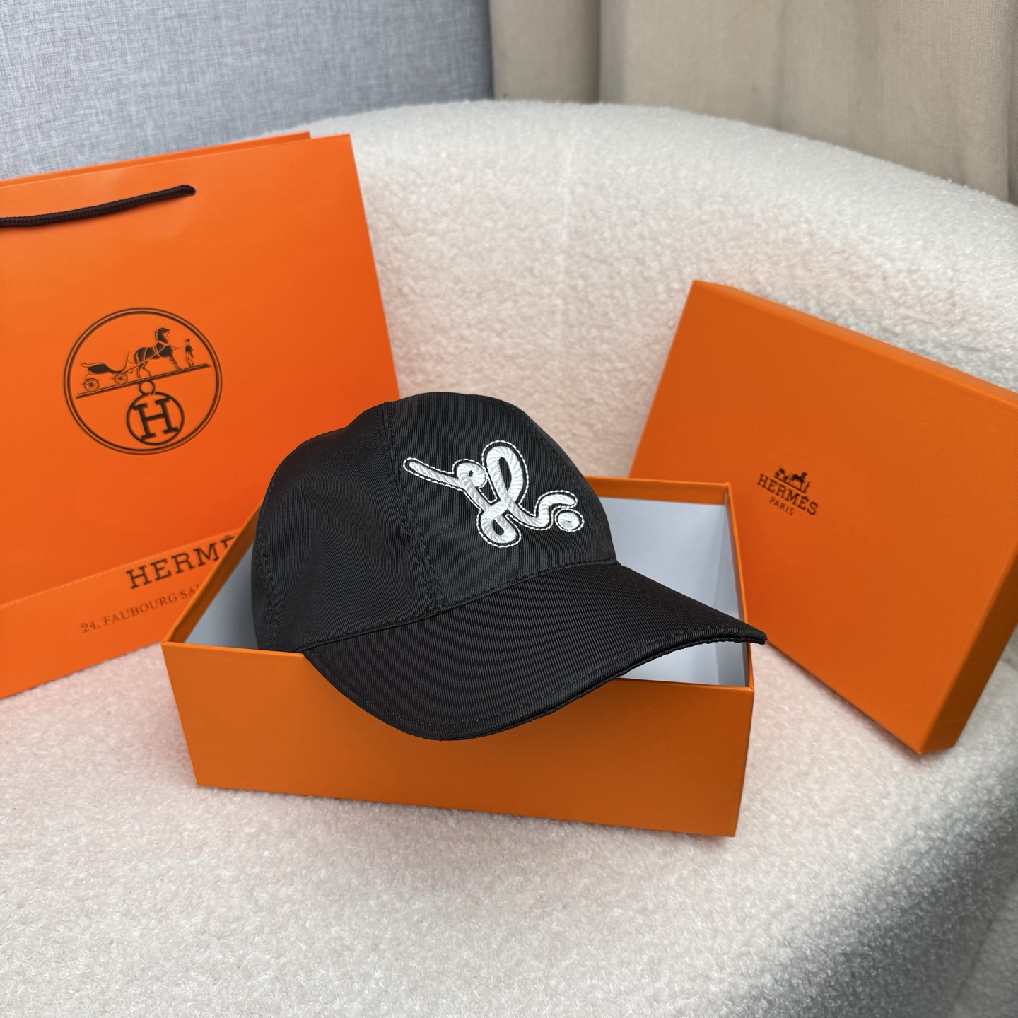 🌹。H家。【超A品质-配透明防尘袋】最新款！时尚潮流，高端做工！每一个帽子都是用心之作！牛津材质！头层牛皮！非一般的品质