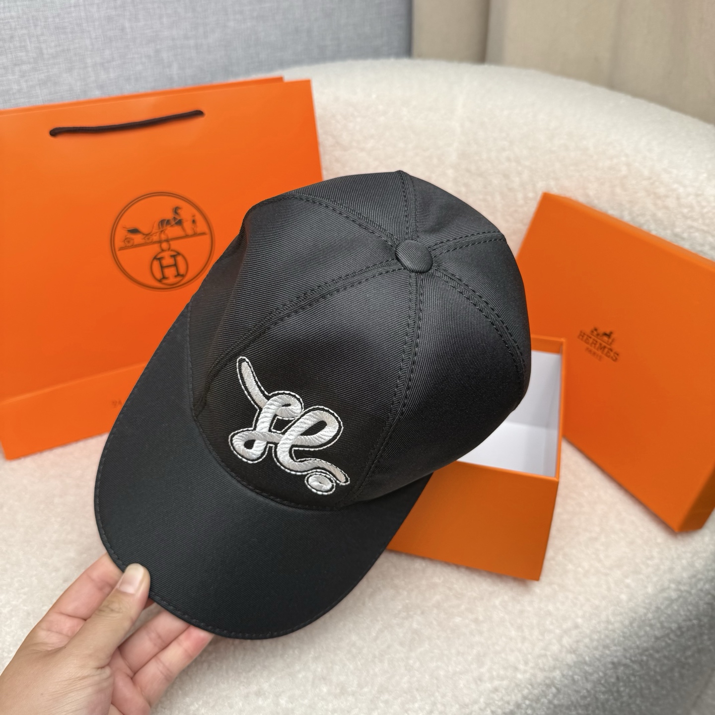 🌹。H家。【超A品质-配透明防尘袋】最新款！时尚潮流，高端做工！每一个帽子都是用心之作！牛津材质！头层牛皮！非一般的品质