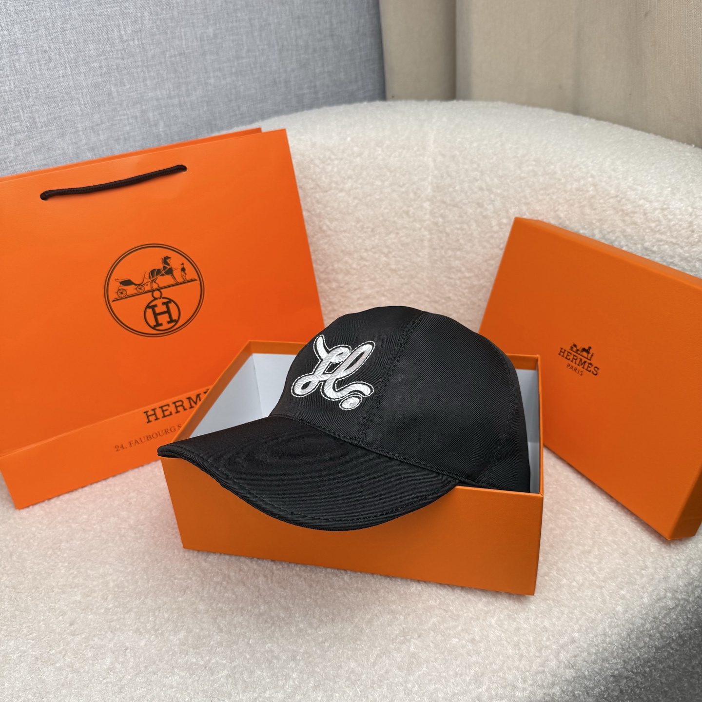 🌹。H家。【超A品质-配透明防尘袋】最新款！时尚潮流，高端做工！每一个帽子都是用心之作！牛津材质！头层牛皮！非一般的品质