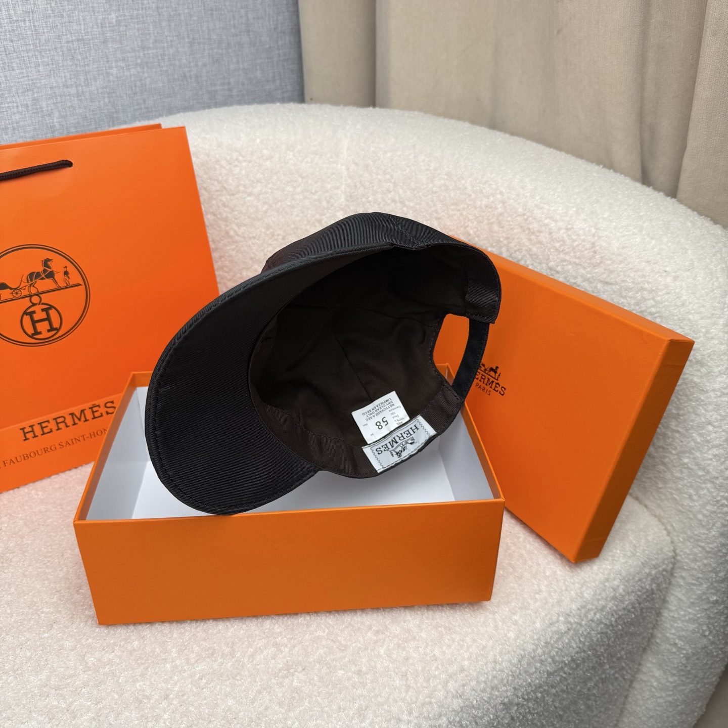 🌹。H家。【超A品质-配透明防尘袋】最新款！时尚潮流，高端做工！每一个帽子都是用心之作！牛津材质！头层牛皮！非一般的品质