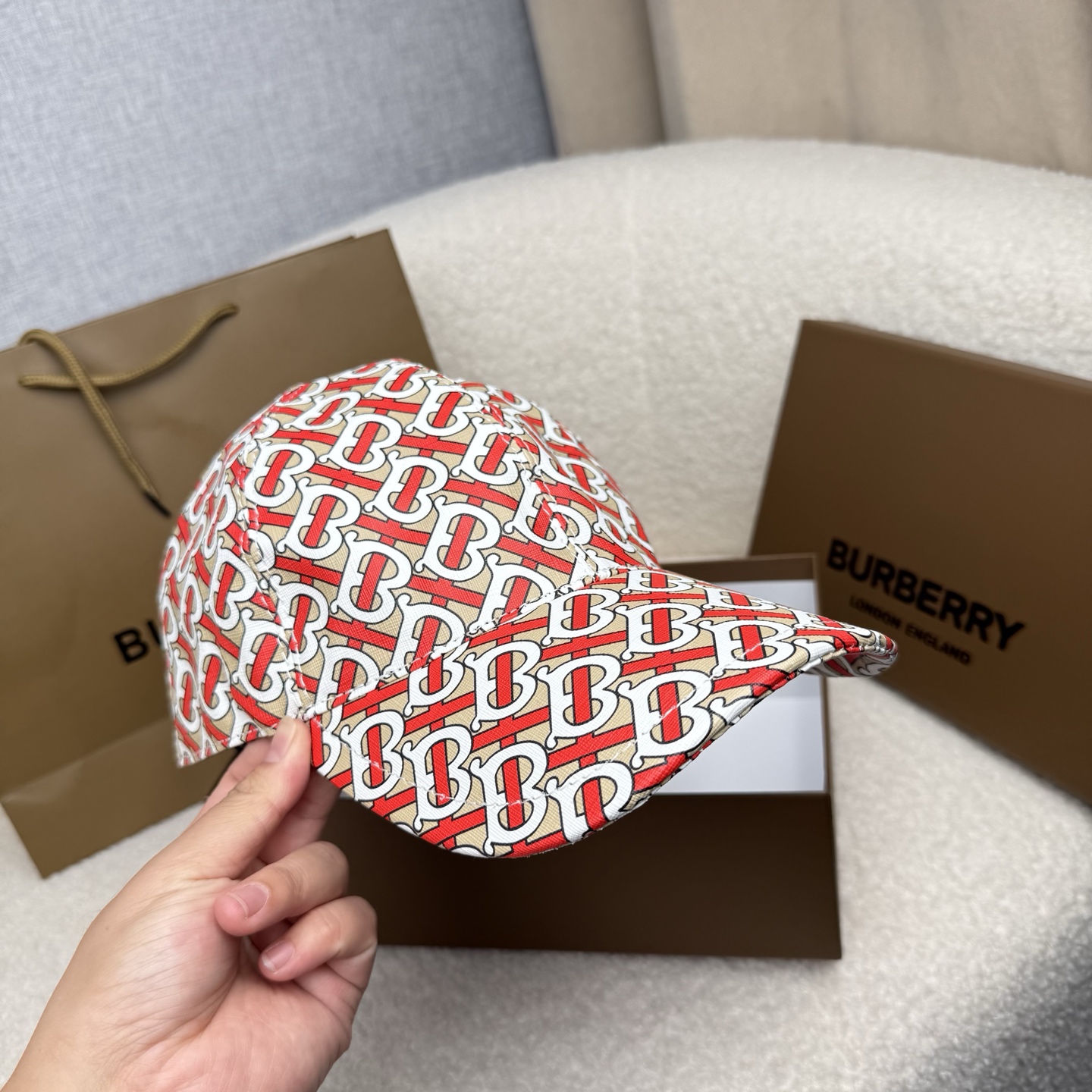 🌹。B家。【超A品质-配透明防尘袋】最新款！时尚潮流，高端做工！每一个帽子都是用心之作！牛津材质！头层牛皮！非一般的品质