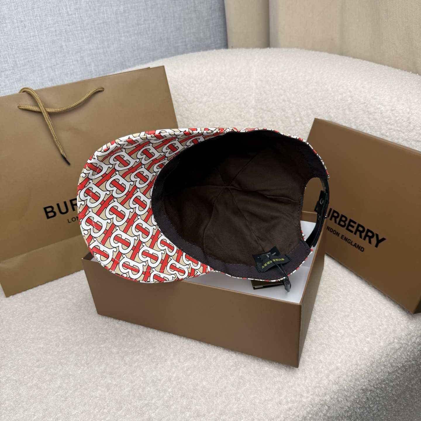 🌹。B家。【超A品质-配透明防尘袋】最新款！时尚潮流，高端做工！每一个帽子都是用心之作！牛津材质！头层牛皮！非一般的品质