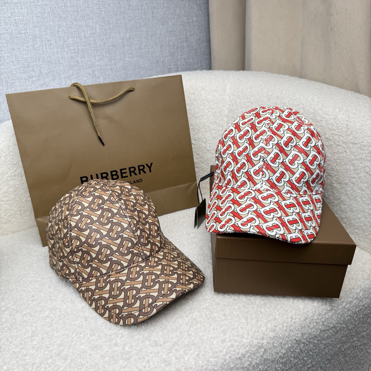NO:824914,.H Home.【Super A quality】The latest model!  Fashion trend, high-end workmanship!  Every hat is made with care!  Oxford material!  First layer of cowhide!  Comes with box, dust bag, extraordinary quality, details are also very important. Genuine leather cap nails, leather adjustment strap!  hats straw hat bucket hat baseball cap, hat, espadrilles, cowhide, hats19860909.H家.【超A品质】最新款！时尚潮流,高端做工！每一个帽子都是用心之作！牛津材质！头层牛皮！配盒子、防尘袋、非一般的品质,细节也很重要.真皮帽钉,真皮调节带！帽子草帽渔夫帽棒球帽,帽子,espadrilles,cowhide,hats,hat