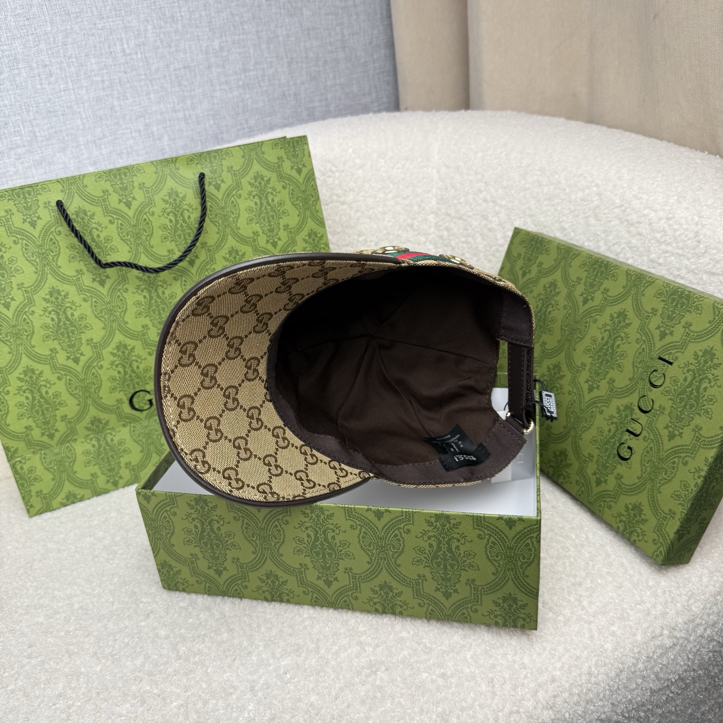 🌹。G家。【超A品质-配透明防尘袋】最新款！时尚潮流，高端做工！每一个帽子都是用心之作！牛津材质！头层牛皮！非一般的品质